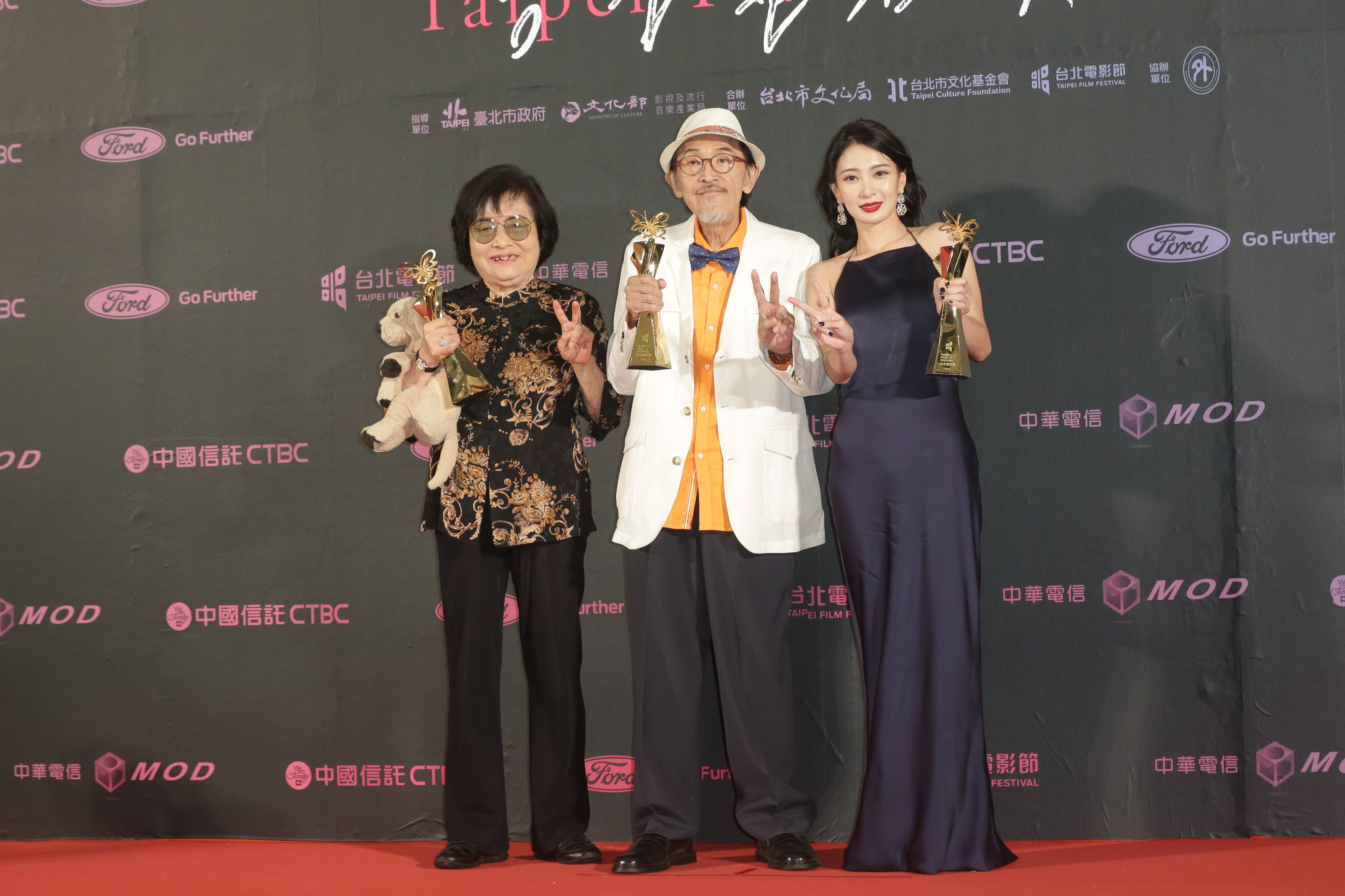 台北電影獎首次頒出演技獎雙黃蛋，劉引商與李亦捷並列影后，與影帝小戽斗合影。