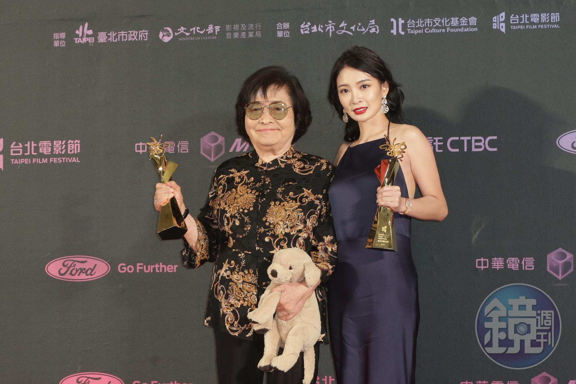 劉引商(左)手持戲裡的幸運玩偶狗,果然以82歲高齡拿下最佳女主角,而李亦捷則是繼2011年後,再次於台北電影獎奪獎,並列最佳女主角。