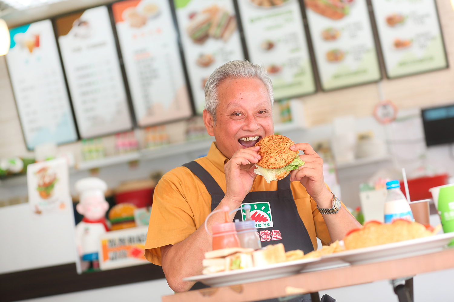 許倉賓早年從事乳品配送，看見客戶經營早餐店獲利跟風加盟，後來自創「弘爺漢堡」品牌。