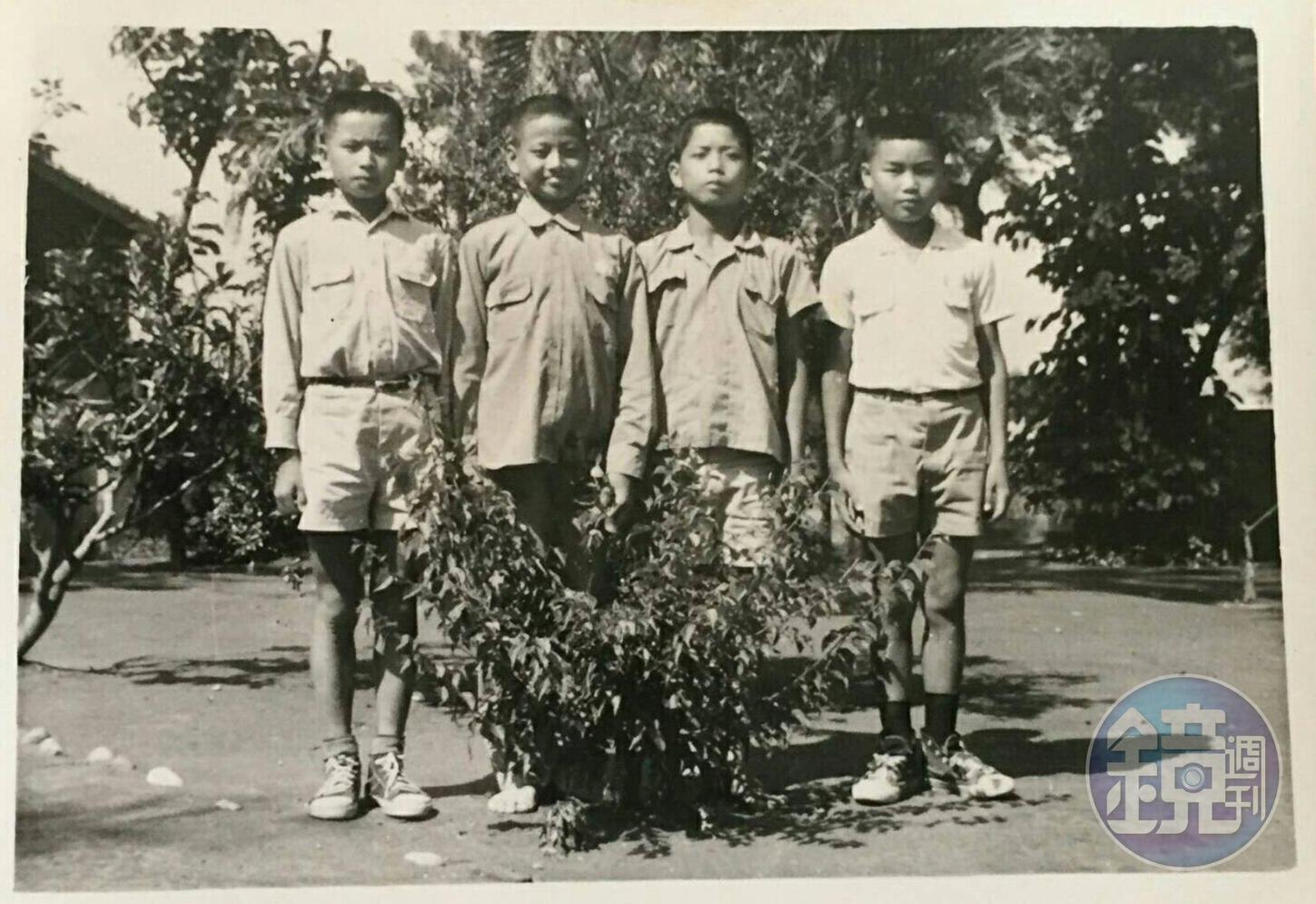 許倉賓(左二)自幼家貧,小時候沒錢買鞋,拍照時還把腳藏在樹叢後方。(許倉賓提供)