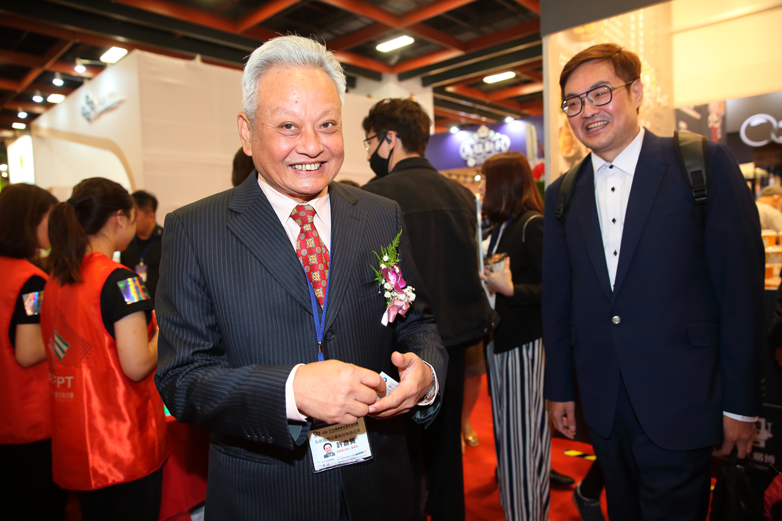 許倉賓（左）的兩個兒子目前都已進入自家企業工作，長子許博政（右）留守台北，常陪同或代表父親出席活動。