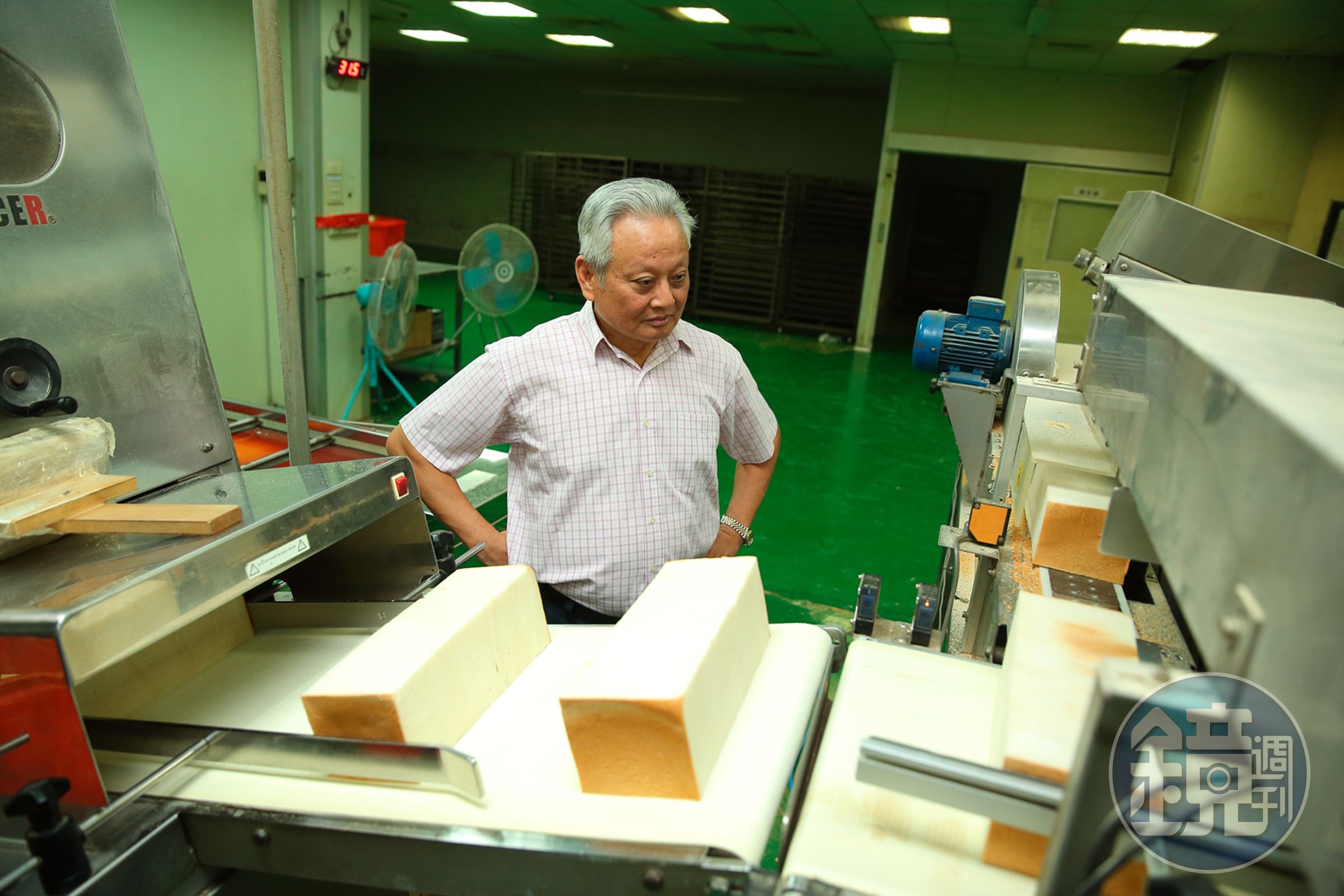 許倉賓相當重視原物料品質，自家有一間麵包工廠、一間漢堡肉工廠，麵包每日配送至店家，確保品質。