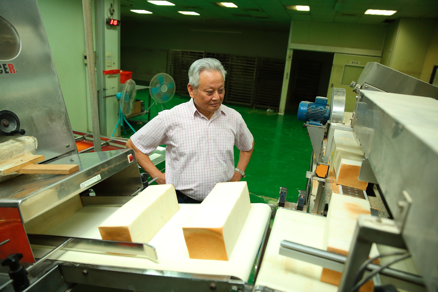許倉賓相當重視原物料品質，自家有一間麵包工廠、一間漢堡肉工廠，麵包每日配送至店家，確保品質。