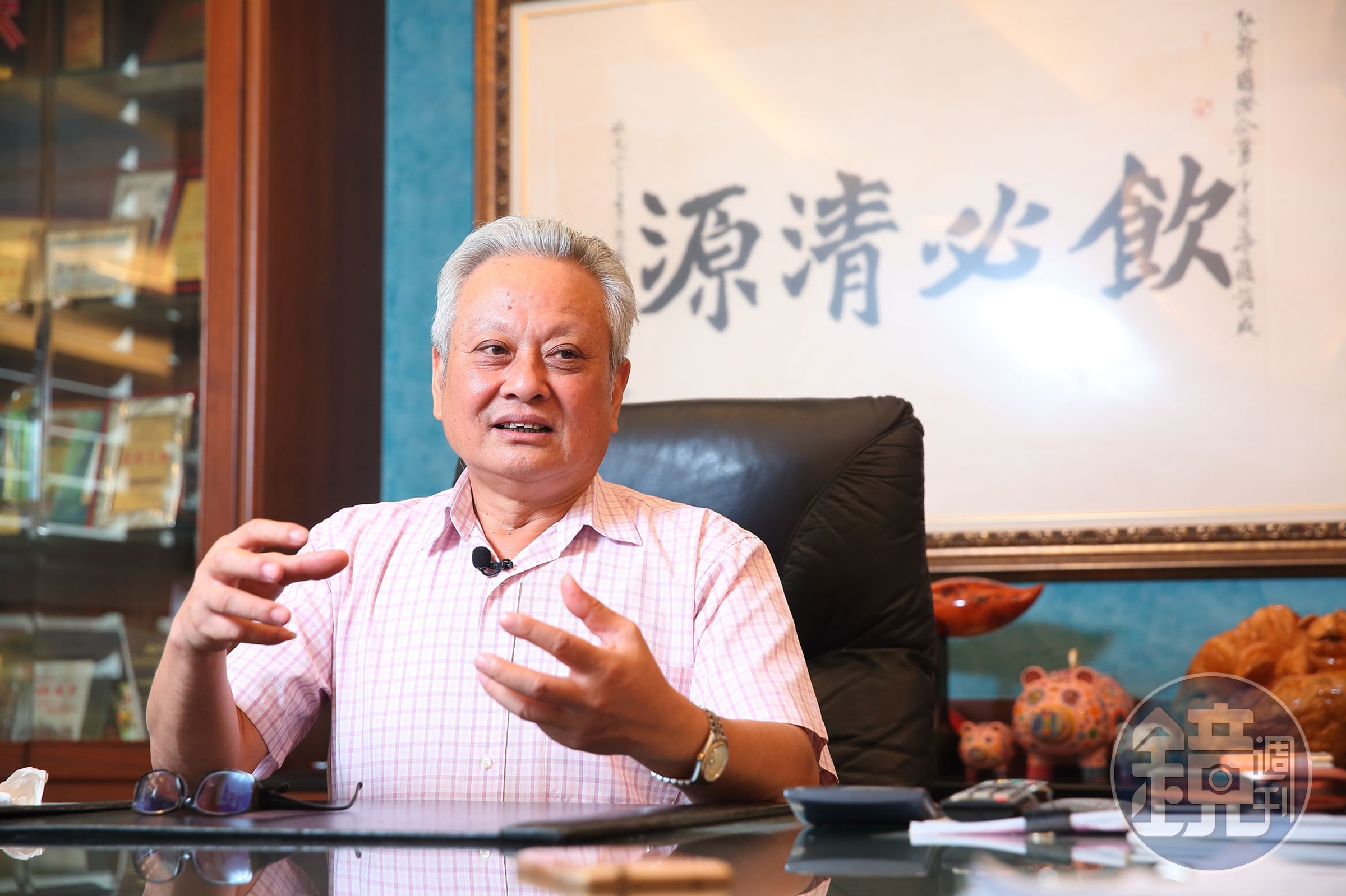 許倉賓做事明快果決，最初店名「美堡寶」被其他同業註冊商標後，立刻改名「弘爺漢堡」。