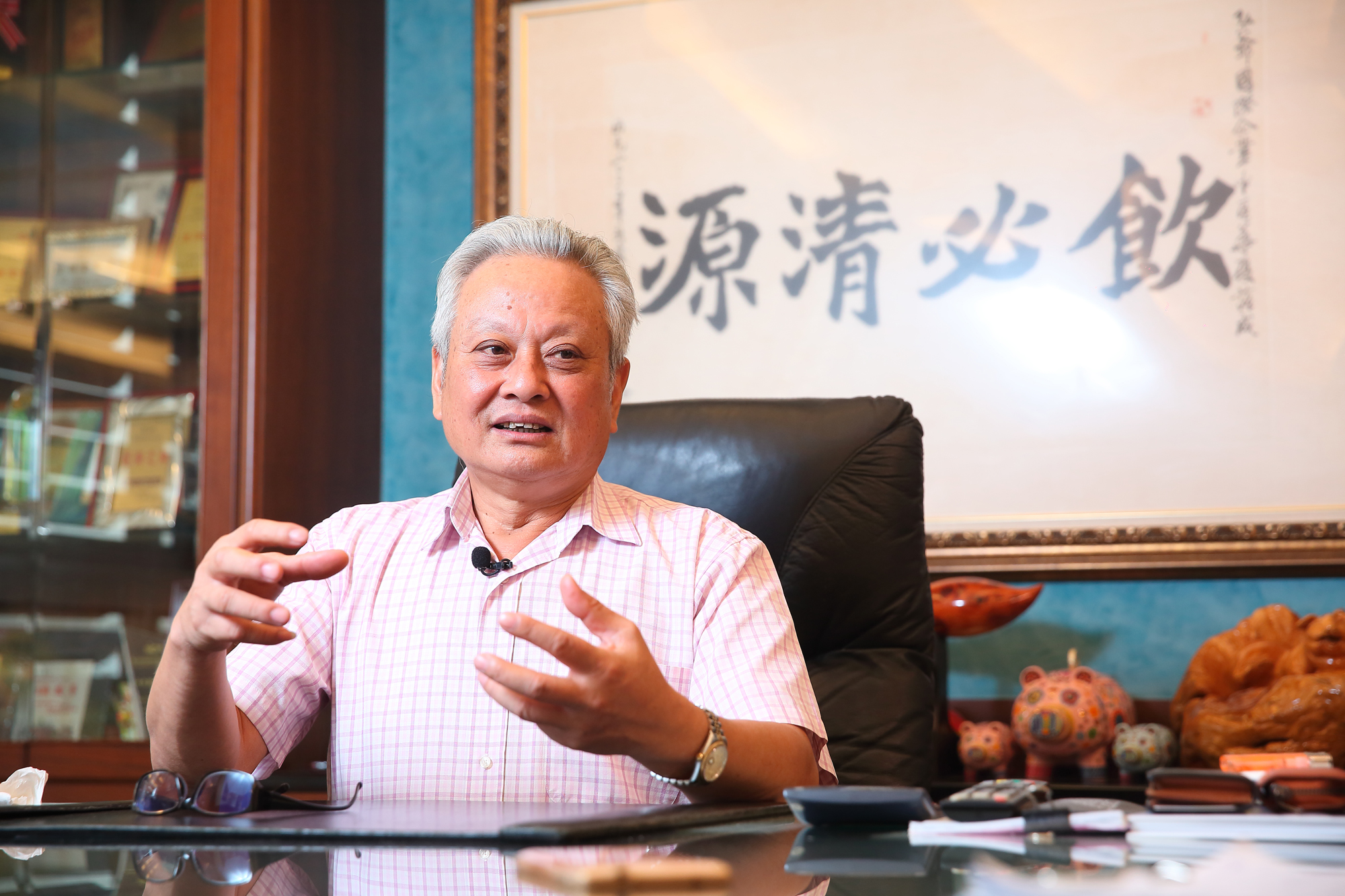 許倉賓做事明快果決，最初店名「美堡寶」被其他同業註冊商標後，立刻改名「弘爺漢堡」。