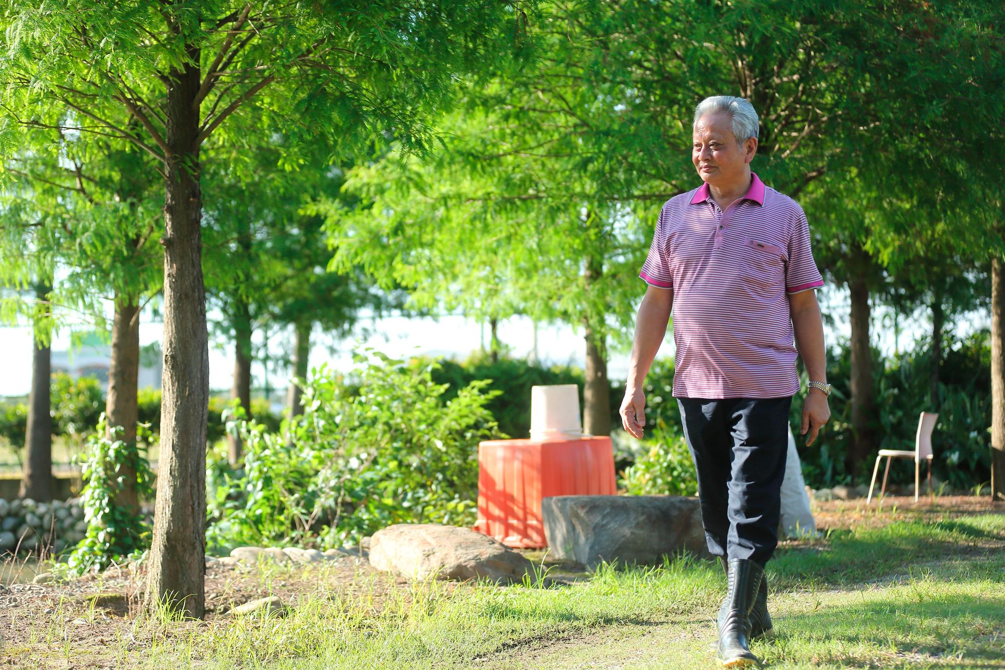 許倉賓出身貧農家庭，小時候家裡窮到連註冊費都繳不出來，開車的技能還是靠幫老闆洗車時一邊偷學。