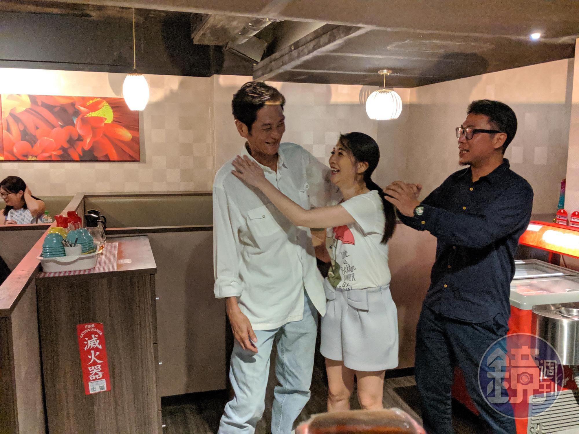 喜翔與黃嘉千「兄妹情深」，被喜翔虧一句「你又不瘦」，黃嘉千硬是死纏爛打問「我真的不瘦嗎？」把媒體全逗笑。