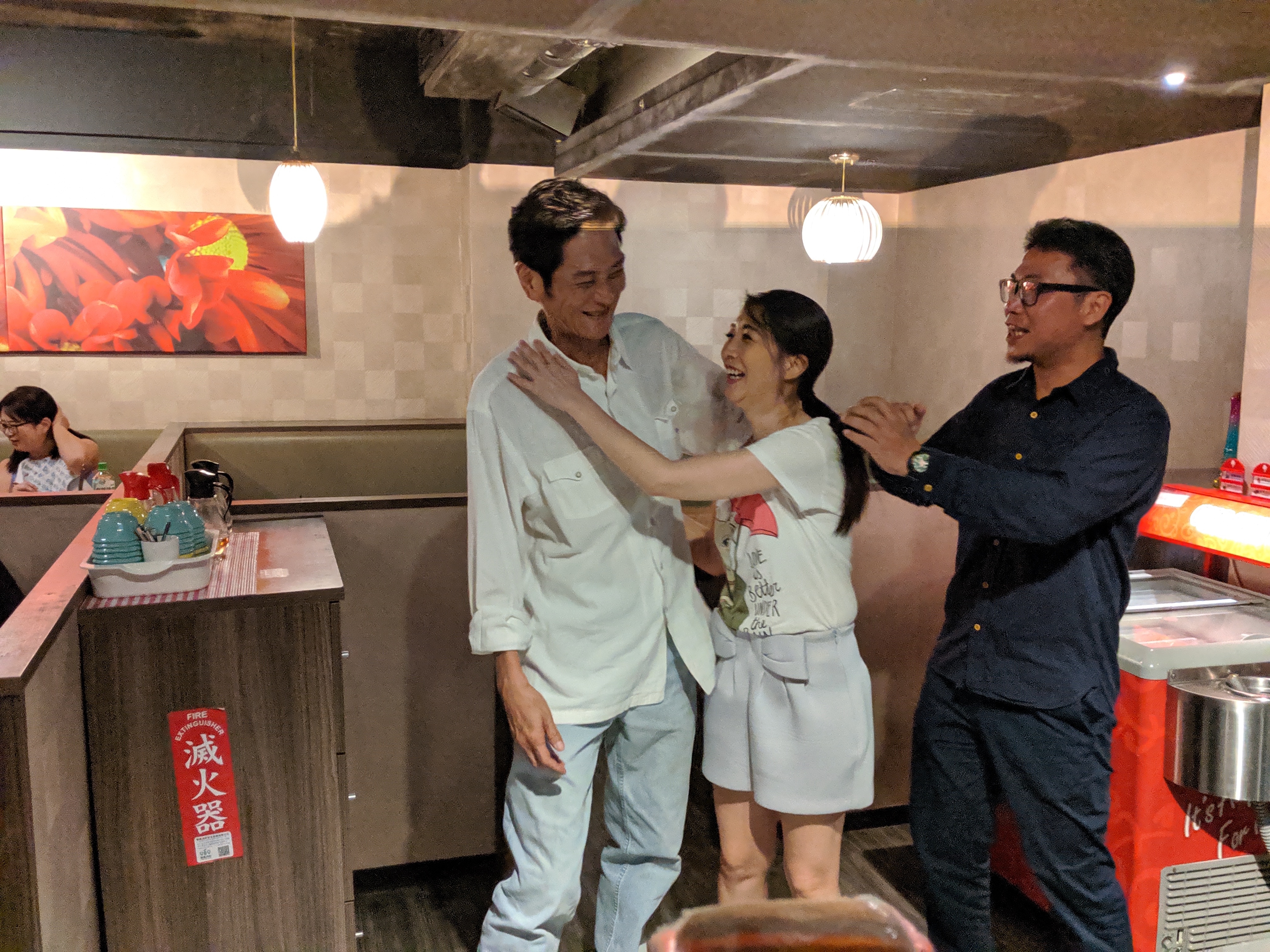 喜翔與黃嘉千「兄妹情深」，被喜翔虧一句「你又不瘦」，黃嘉千硬是死纏爛打問「我真的不瘦嗎？」把媒體全逗笑。