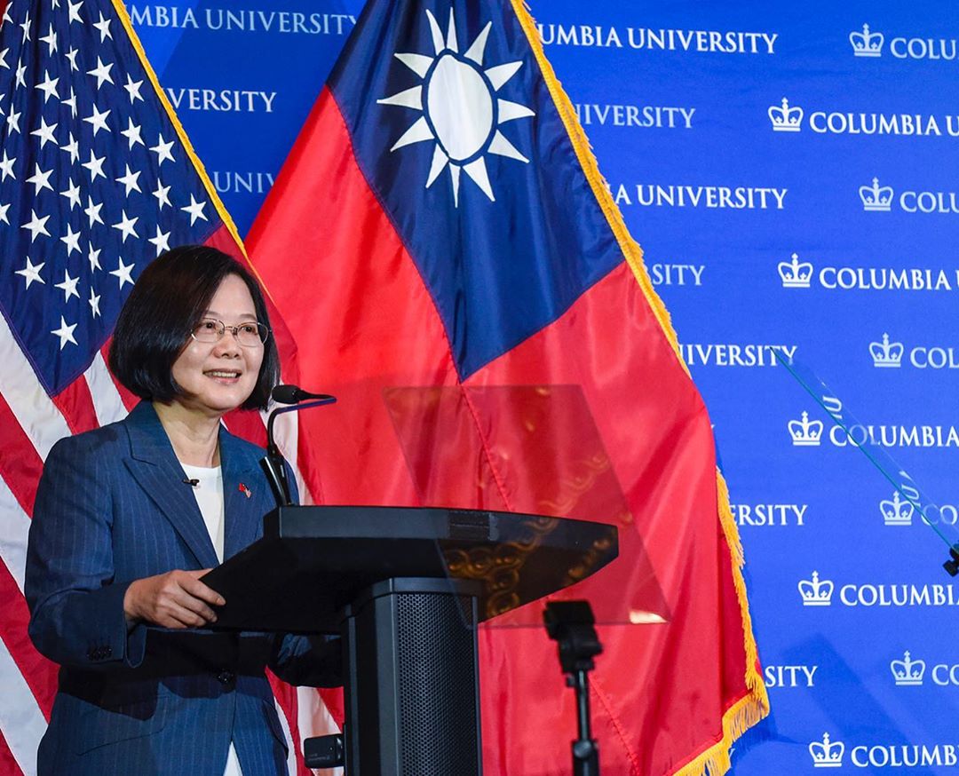 總統蔡英文赴美知名學府哥倫比亞大學演說，身後飄揚兩國國旗。（翻攝自Columbia University Instagram）