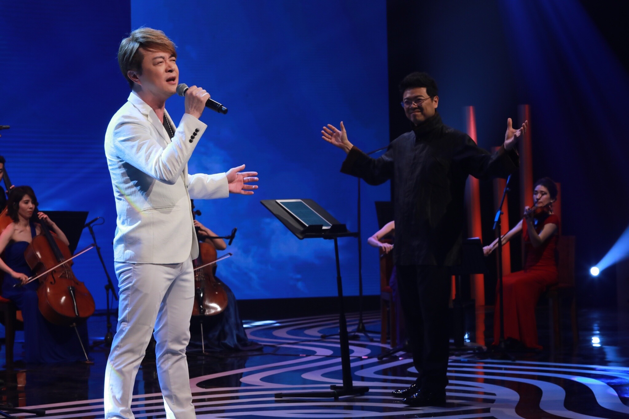 翁立友上《台灣的聲音》獻唱，娓娓道來走紅前的辛酸血淚。（民視提供）