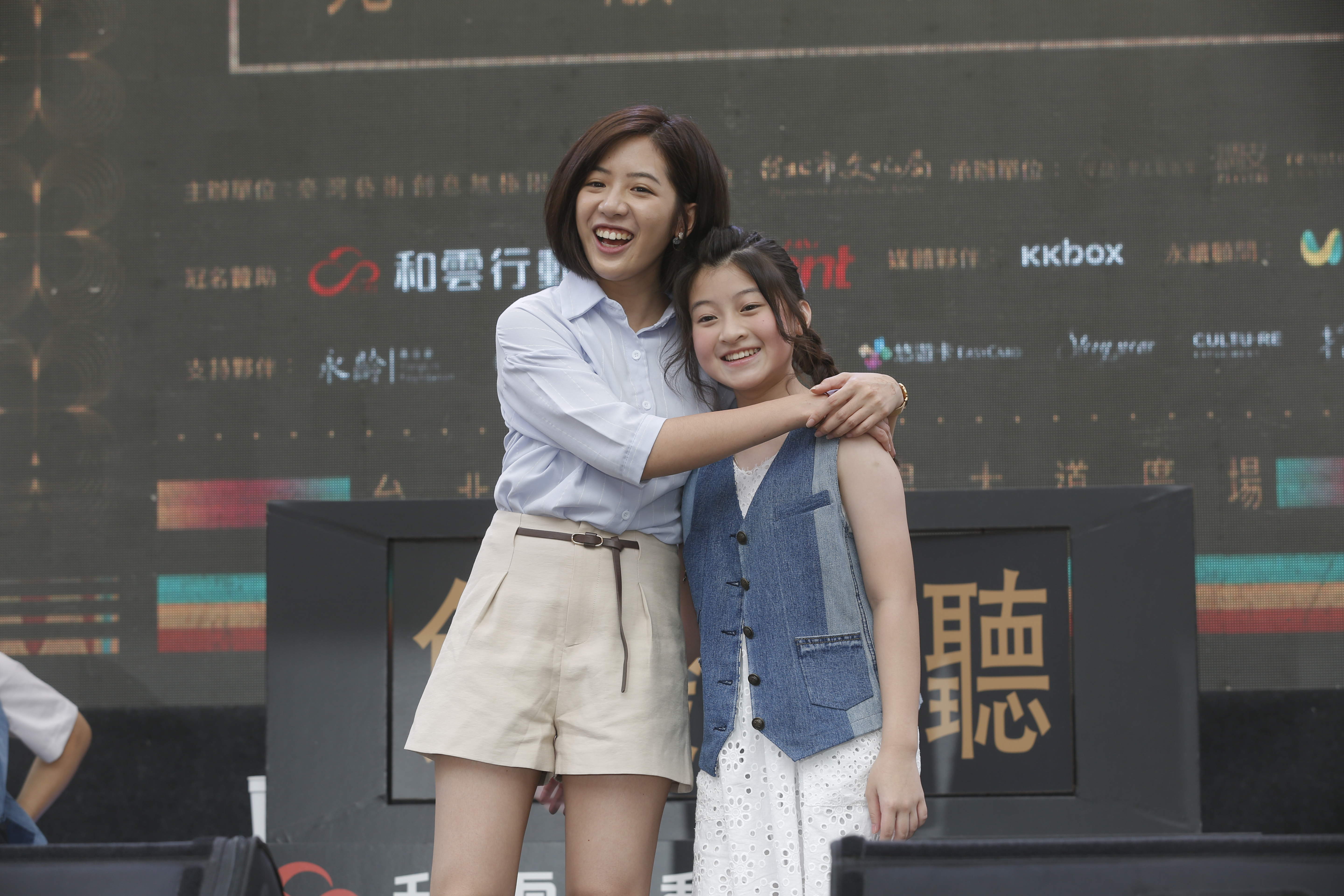 Gail演唱《曙光祭》宣傳曲，唱到一半「學姊」黃瀞瑩驚喜現身，兩人首度合體。