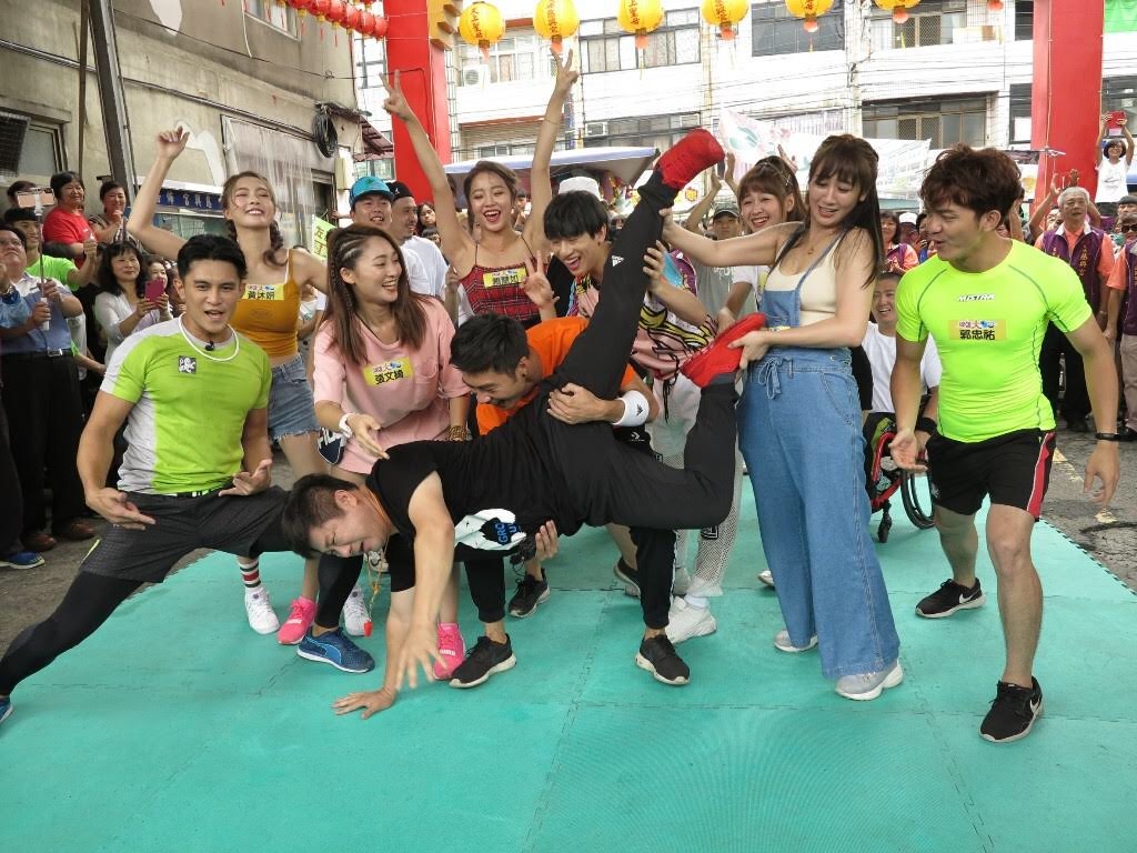 胡瓜在江振愷與余思達等藝人幫忙下，帥氣完成了一個霹靂舞動作。（民視提供）