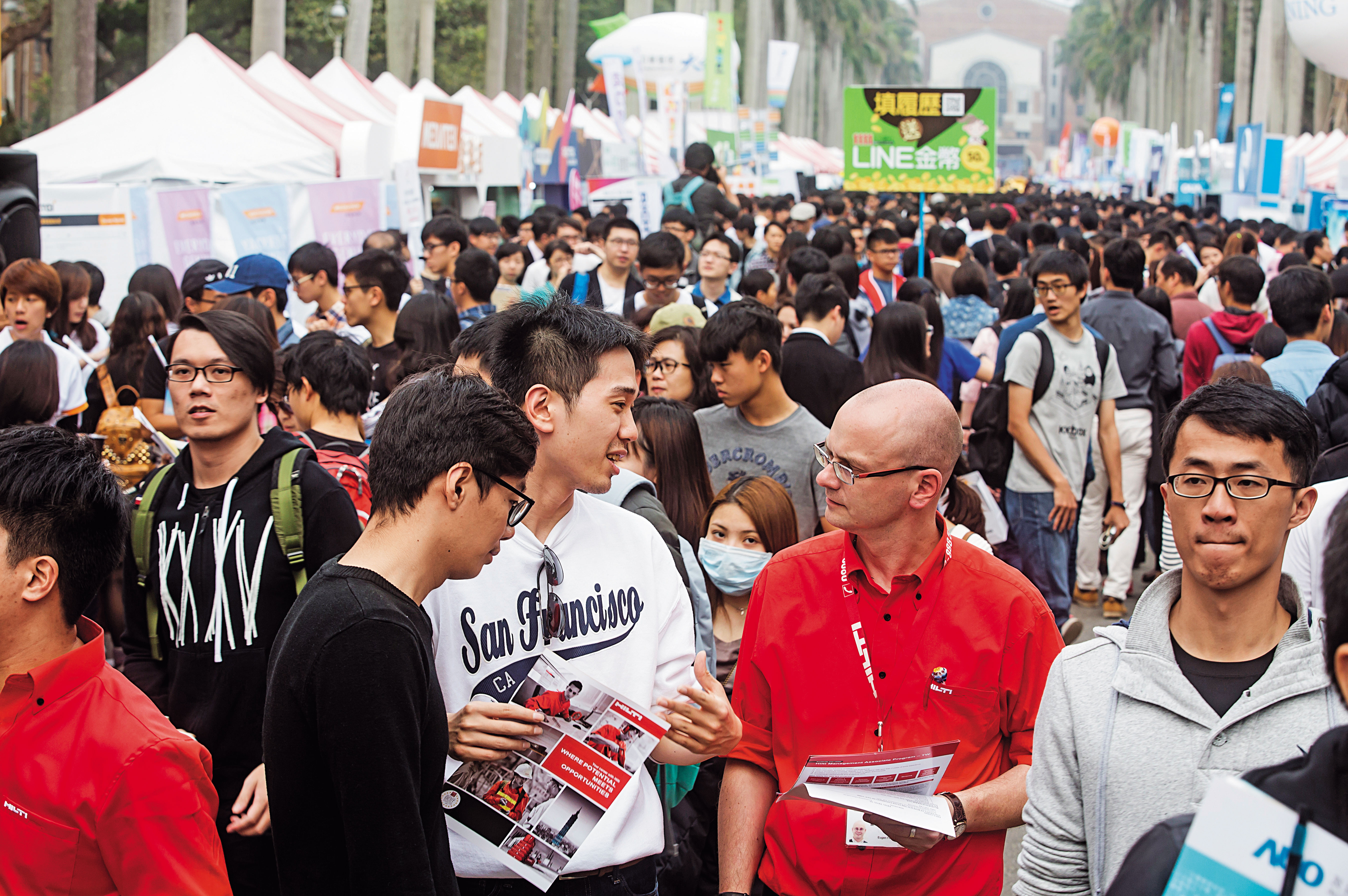 服務業第三季人力缺口大，各企業都祭出良好福利搶人才。