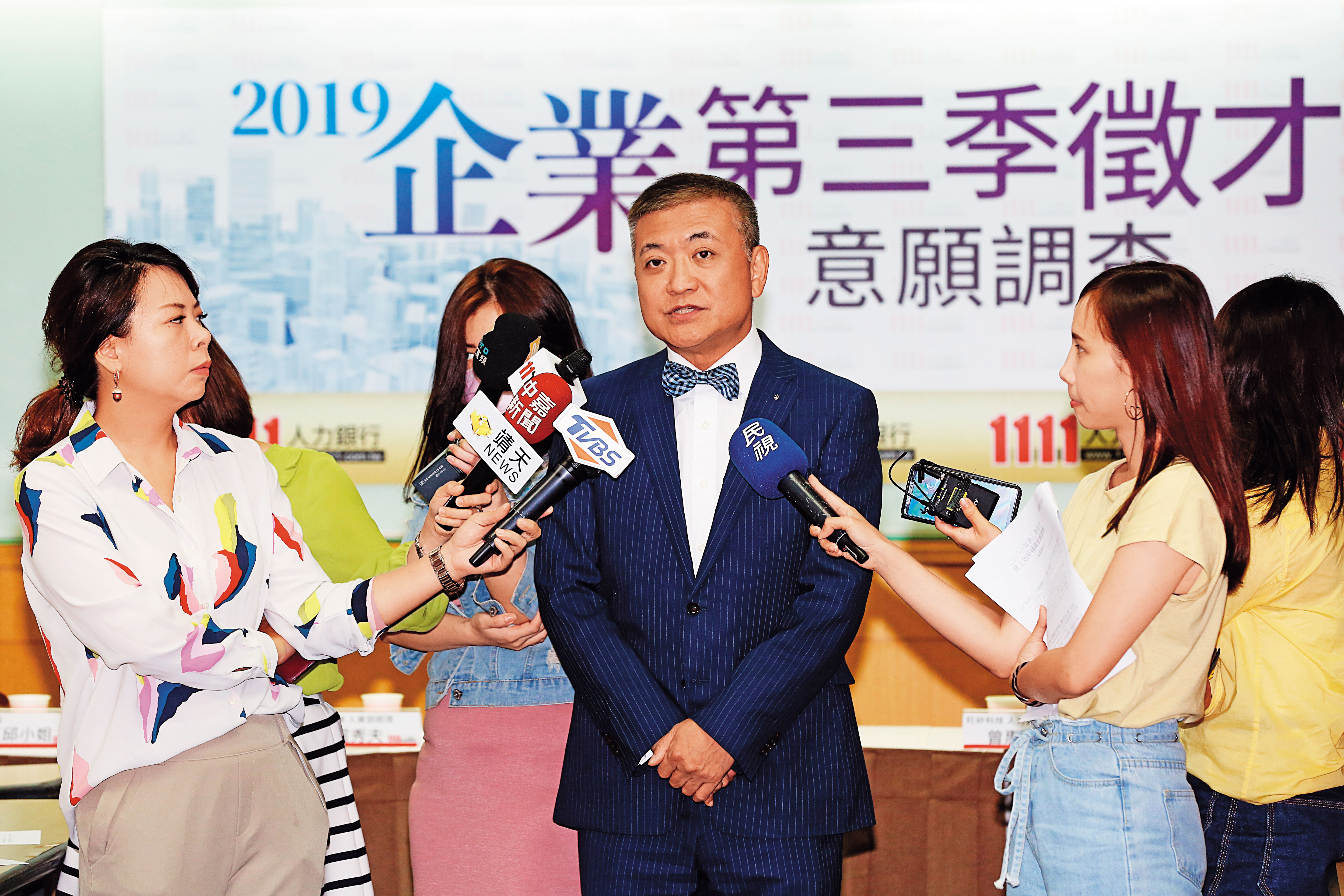 1111人力銀行副總何啟聖(中)建議,有志進入服務業者,可多方比較、趁早卡位。