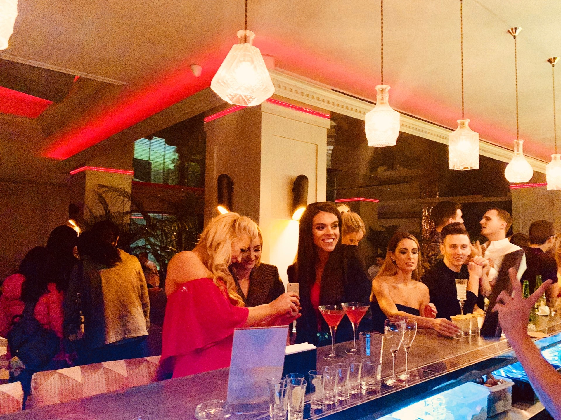 BARCODE Kaohsiung每日由專屬駐店ＤＪ安排不同主題音樂，不定期舉辦各式派對。