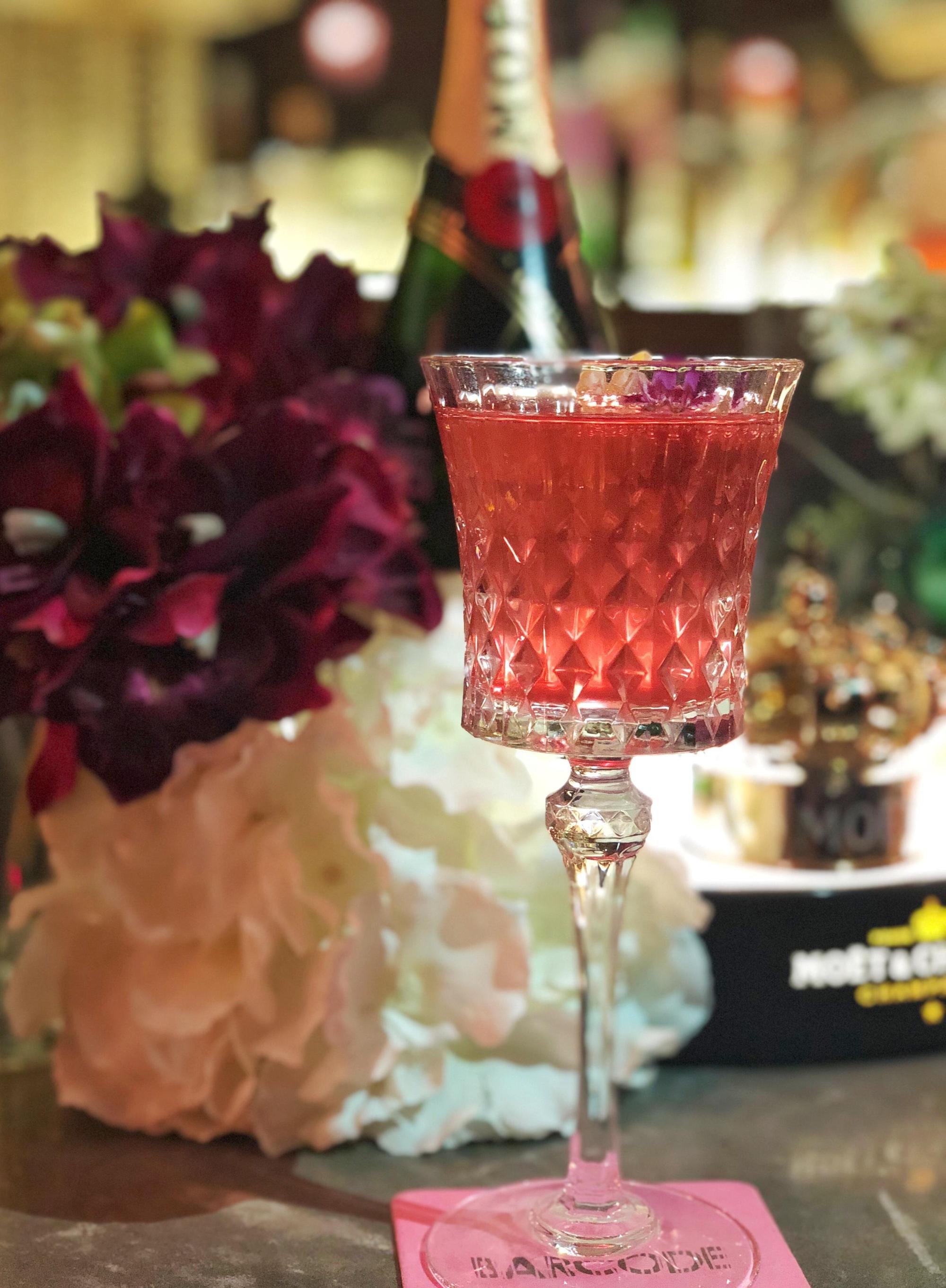 BARCODE Kaohsiung「Mambo Cannon」特調,以香艾酒搭配自製的曼波水果糖漿,最後上層添加頂級香檳,三種風味在味蕾勾勒出amazing的滋味。(圖片僅供參考,請以實物為準)