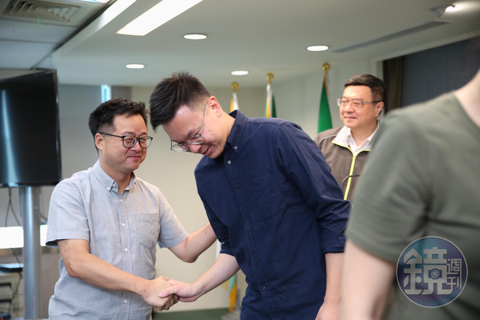民進黨今（15日）由黨主席卓榮泰、祕書長羅文嘉宣布新一波黨主管人事，太陽花學運領袖林飛帆接任民進黨副祕書長。