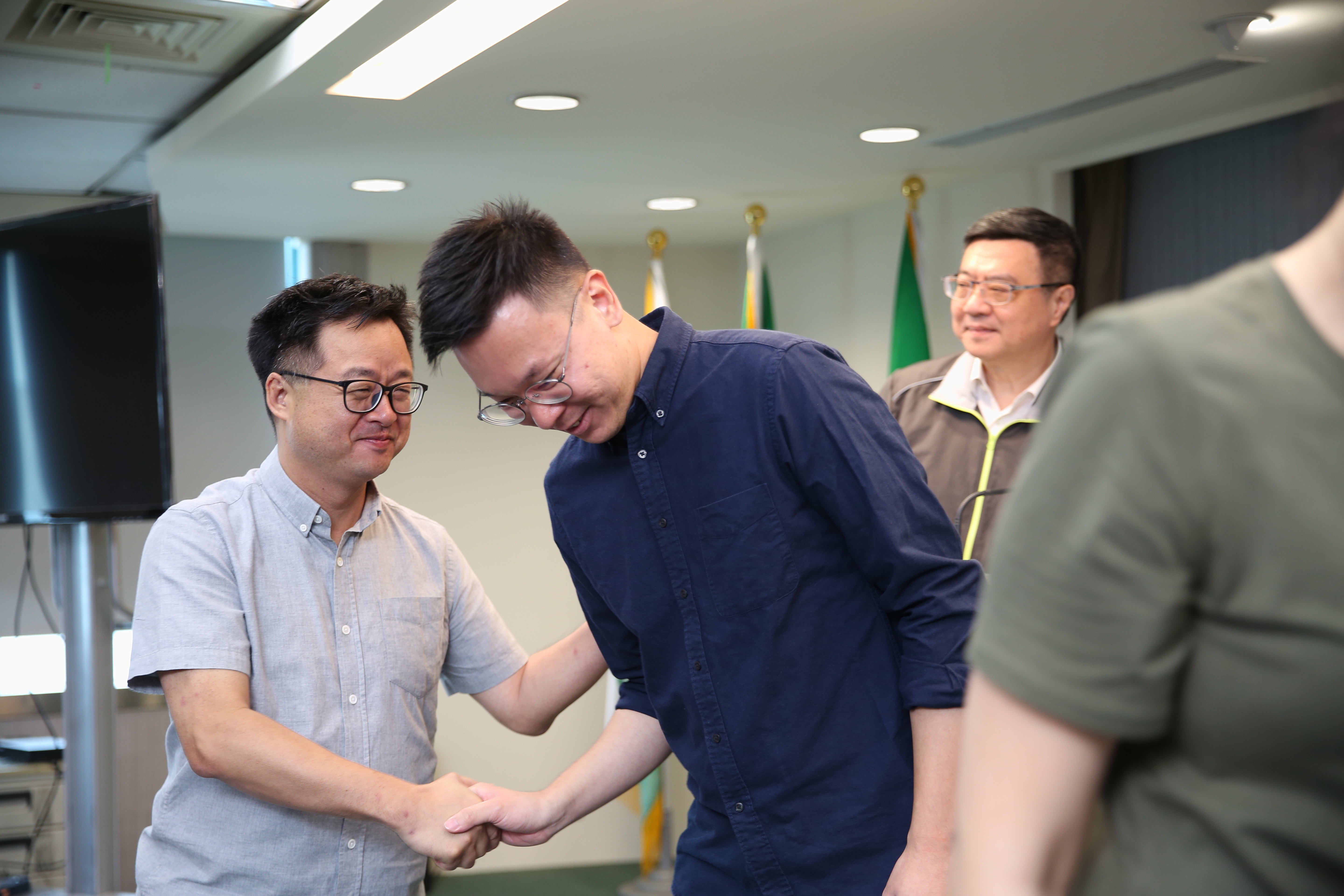 民進黨今（15日）由黨主席卓榮泰、祕書長羅文嘉宣布新一波黨主管人事，太陽花學運領袖林飛帆接任民進黨副祕書長。