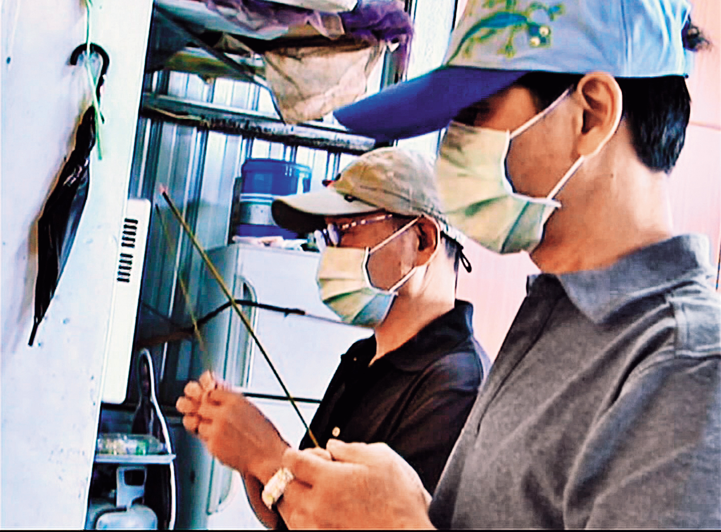 屍體身分確認後，死者丈夫蔡金進（左）及哥哥（右）到花蓮招魂。（東森新聞提供）