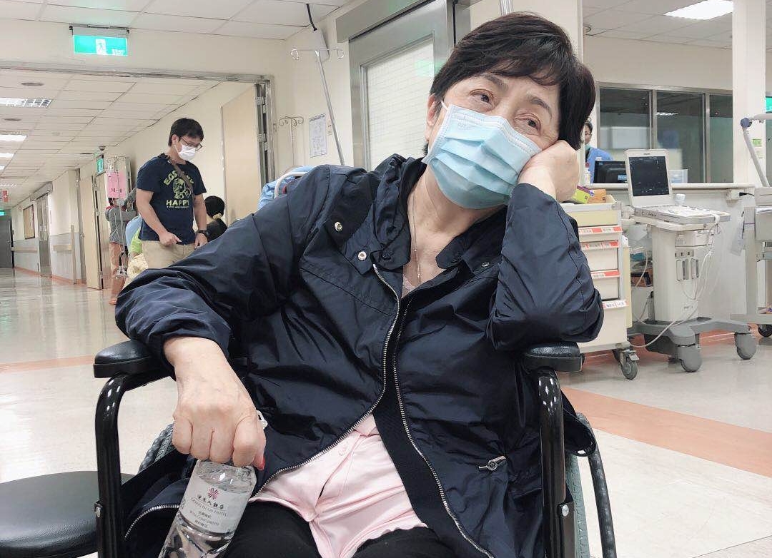 近日甄珍忙於個人展活動，行程滿檔下體力不支，滿臉倦容。（甄珍助理提供）