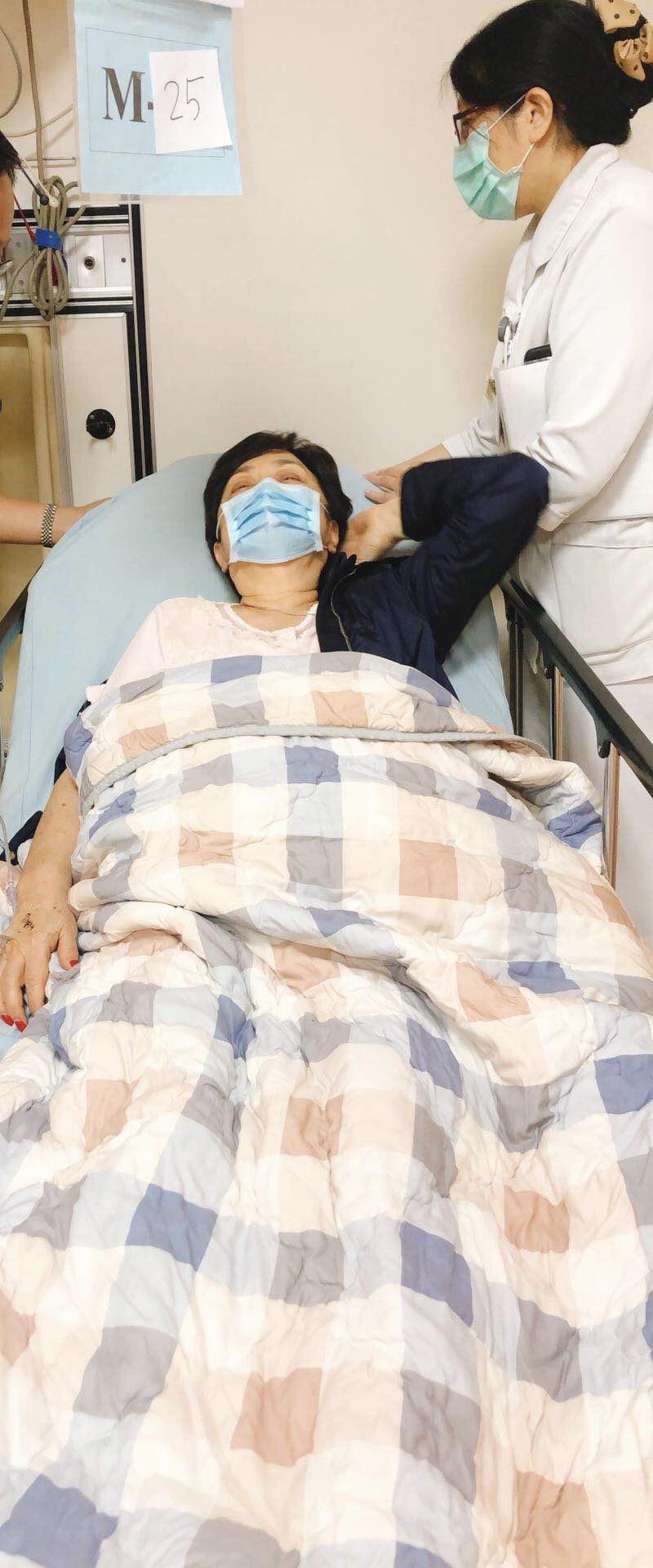 甄珍凌晨驚傳身體不適,由友人陪同前往醫院就醫。(甄珍助理提供)