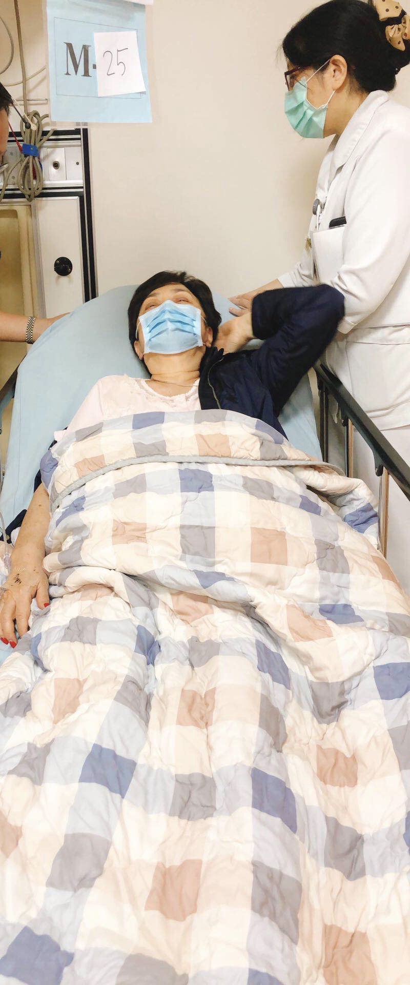 甄珍凌晨驚傳身體不適，由友人陪同前往醫院就醫。（甄珍助理提供）
