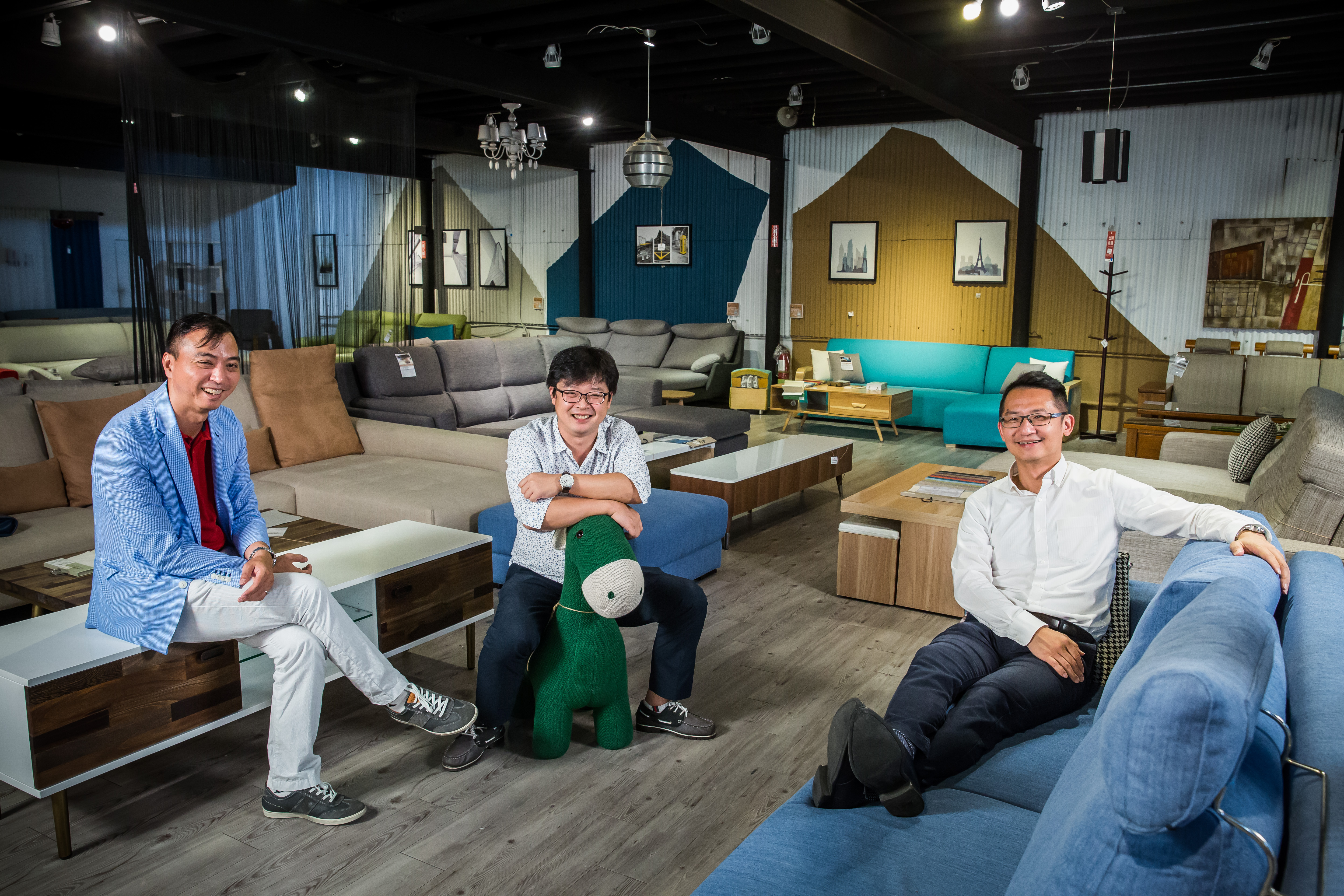 龔添華（左起）、陳冠豪、張修元3人從網拍大型家具起家，低定倍率深受小資族青睞，如今H&D東稻家居已有8間實體門市，去年年營收達4.2億元。