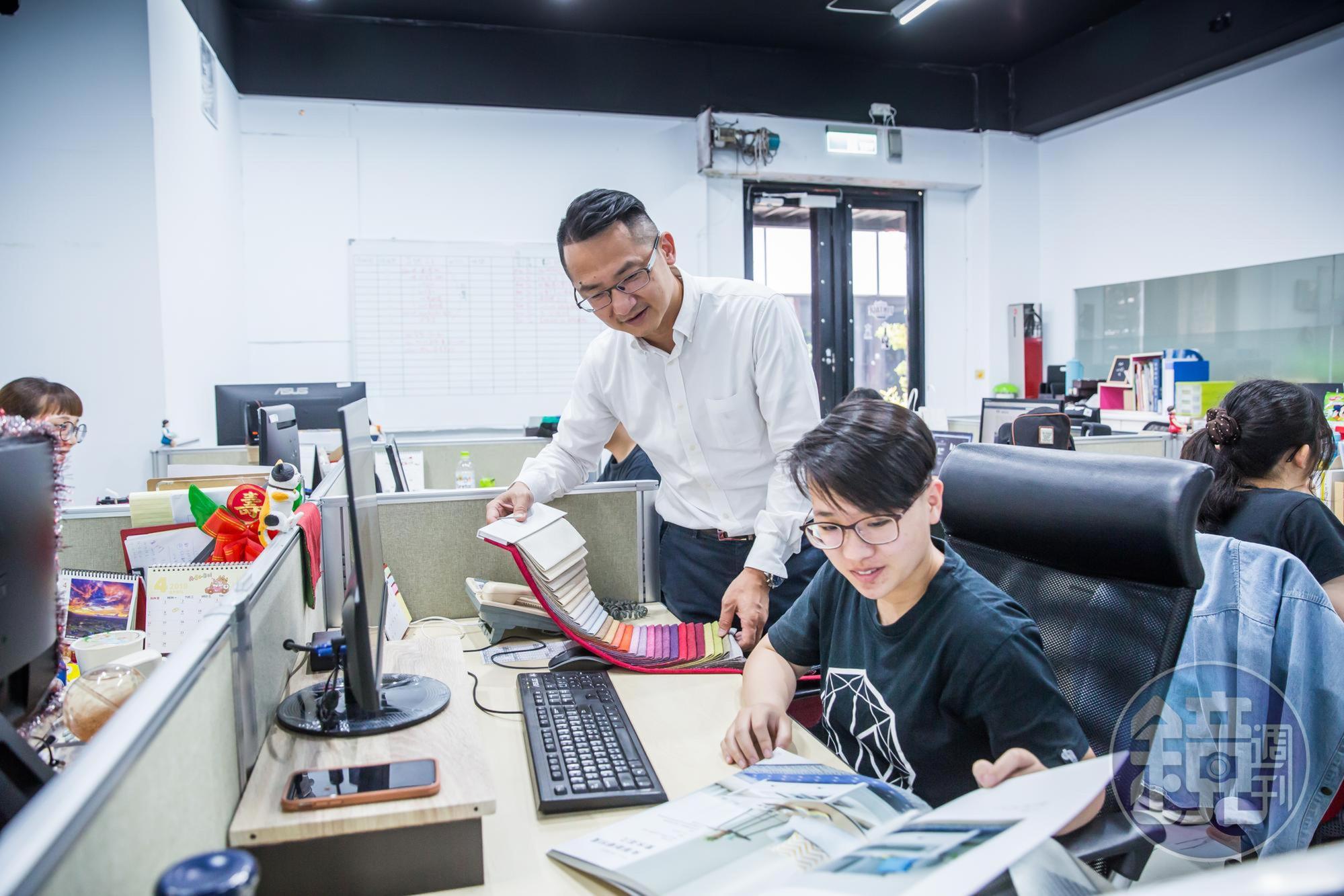 平價快銷家具的挑貨眼光必須非常精準，張修元（左）會以7成基本款、3成流行款做為採購原則。