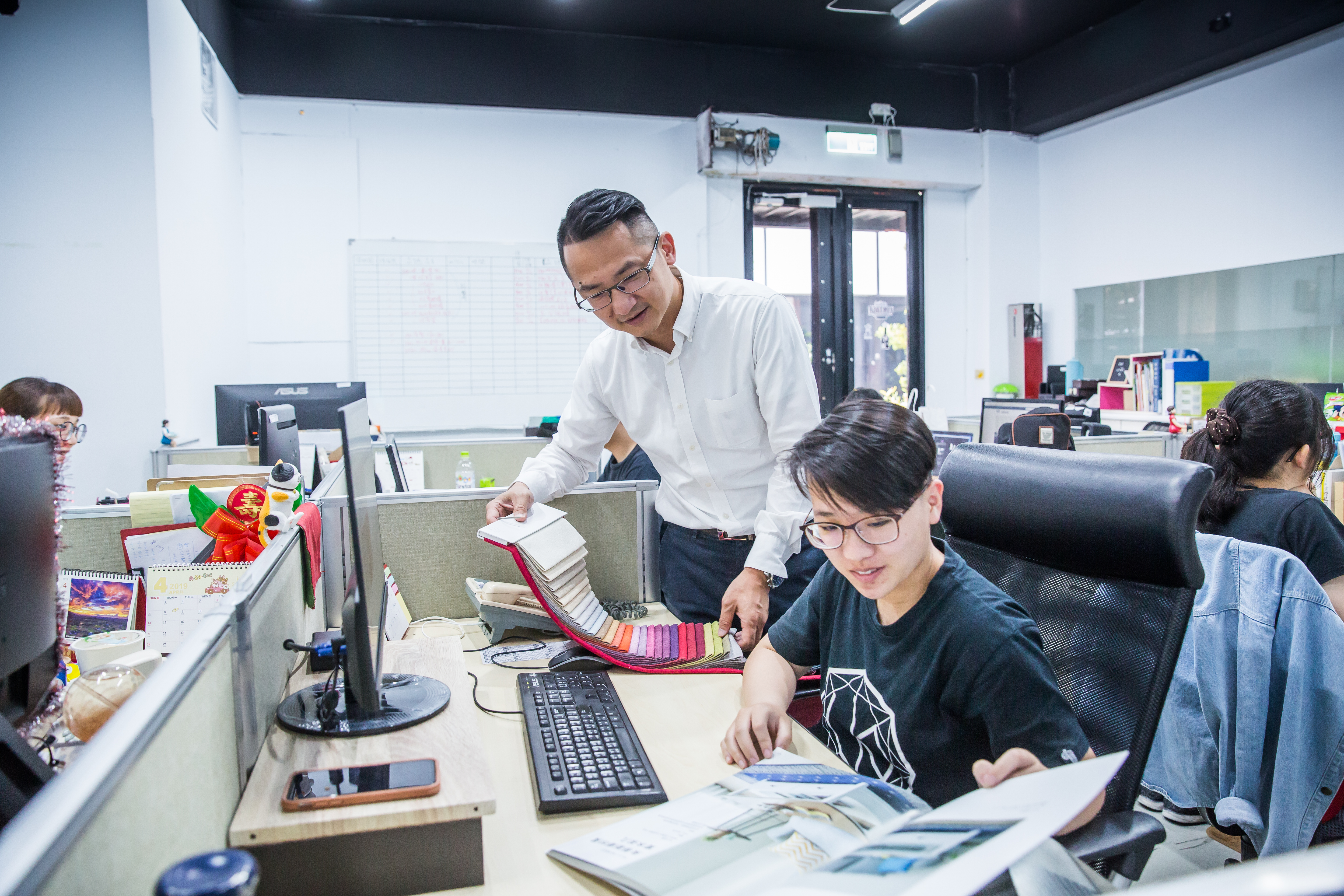 平價快銷家具的挑貨眼光必須非常精準，張修元（左）會以7成基本款、3成流行款做為採購原則。