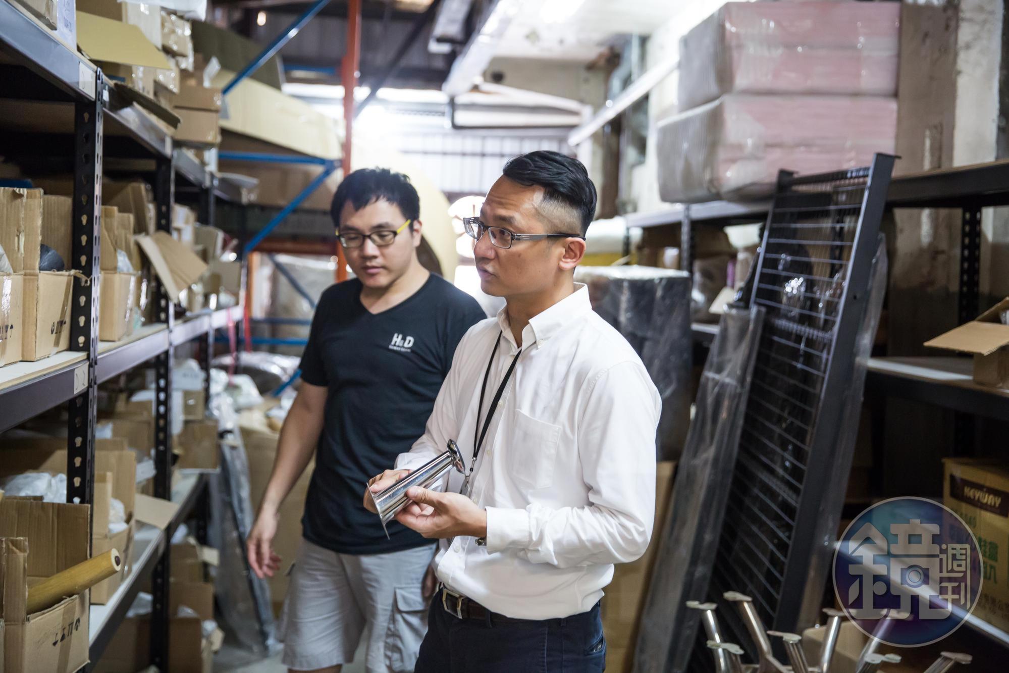 H&D東稻家居皆採現貨制,張修元(右)在採購端會先篩除太多零配件家具品項,提高司機配送組裝效率。