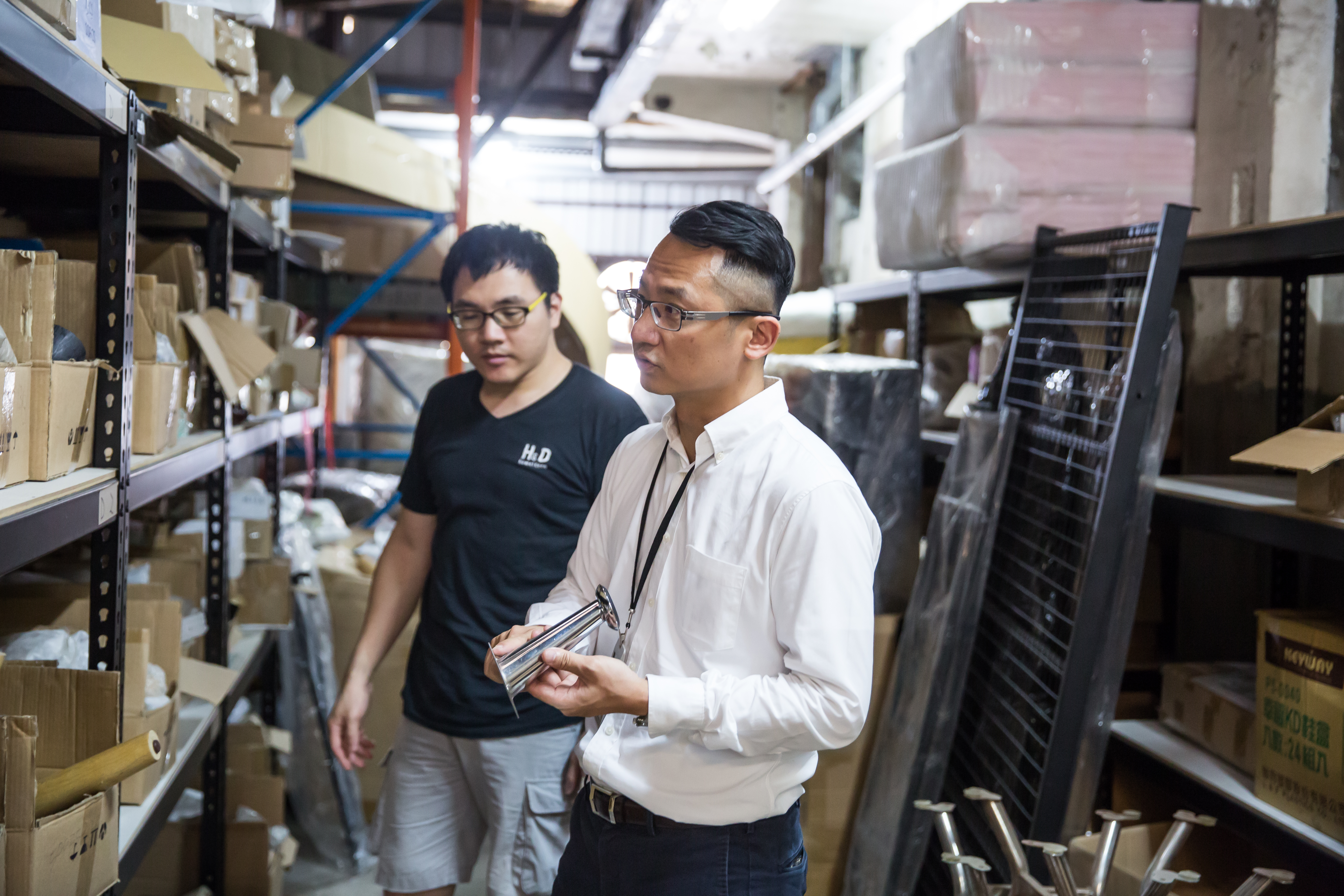 H&D東稻家居皆採現貨制，張修元（右）在採購端會先篩除太多零配件家具品項，提高司機配送組裝效率。