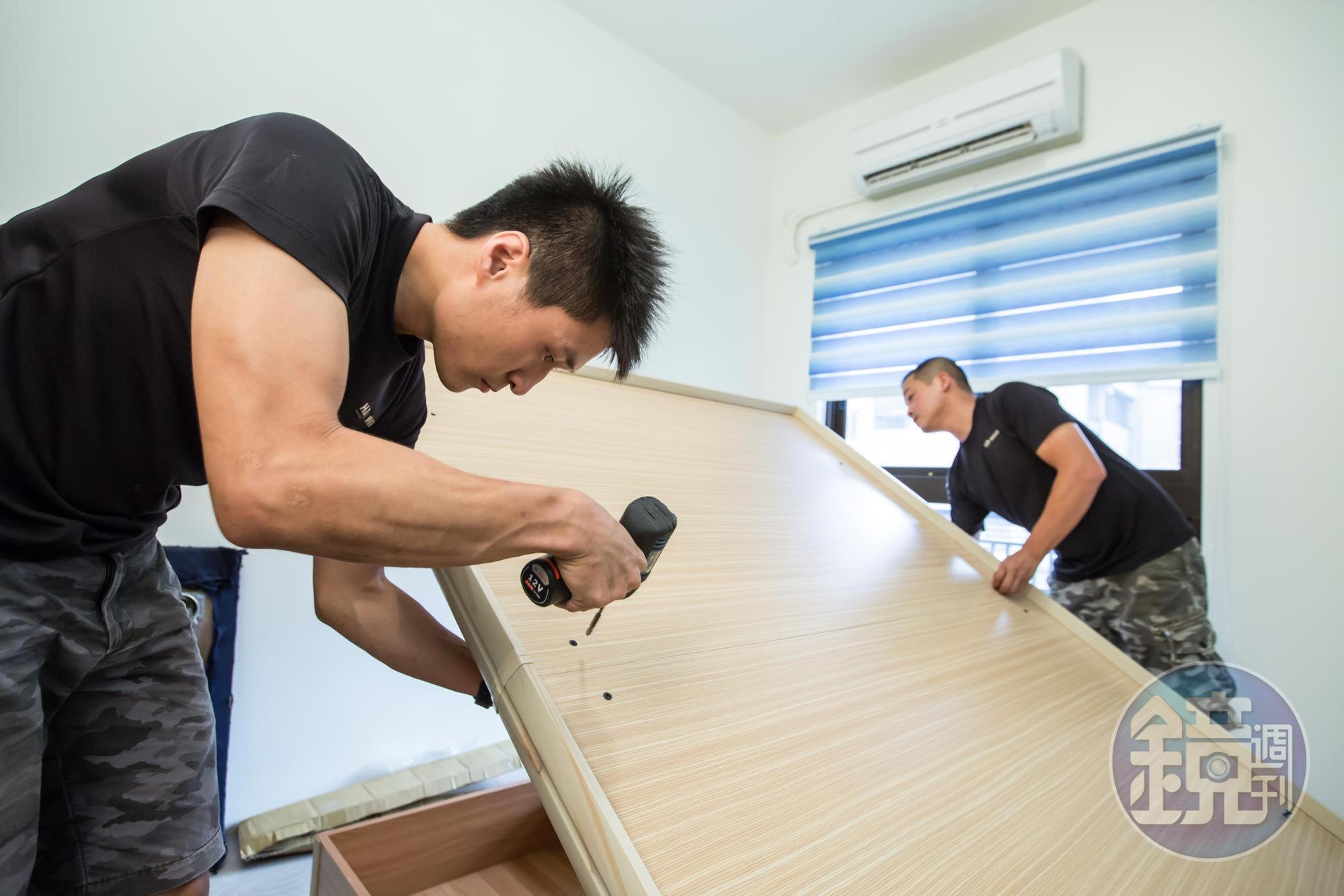 大型家具是要1人搬還是2人搬,組裝時間要花多久,都靠土法煉鋼累積經驗值。