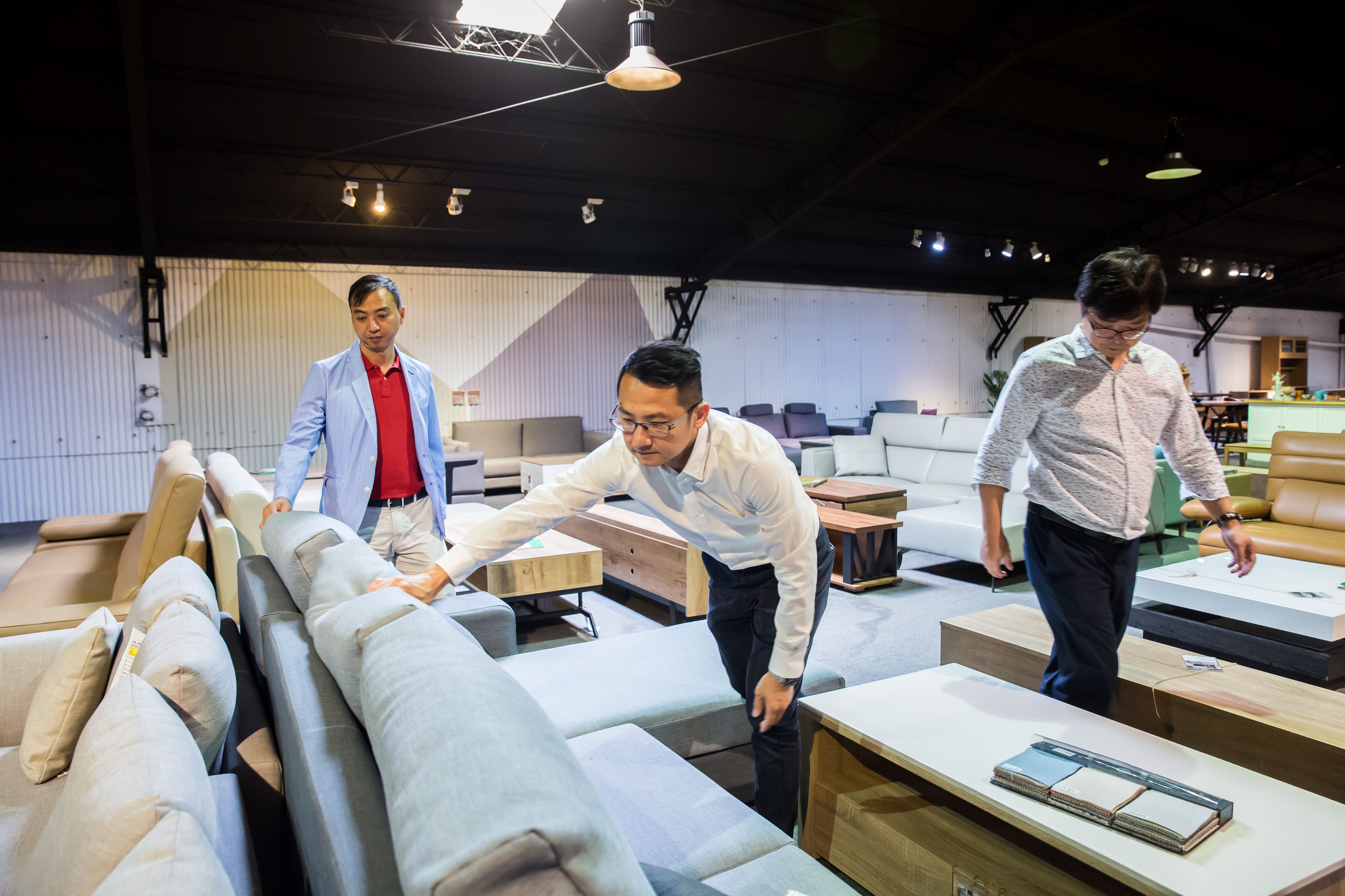 為了讓客人能實際體驗，2011年H&D東稻家居新莊門市開幕，龔添華（左起）、張修元與陳冠豪會輪班當門市銷售員。