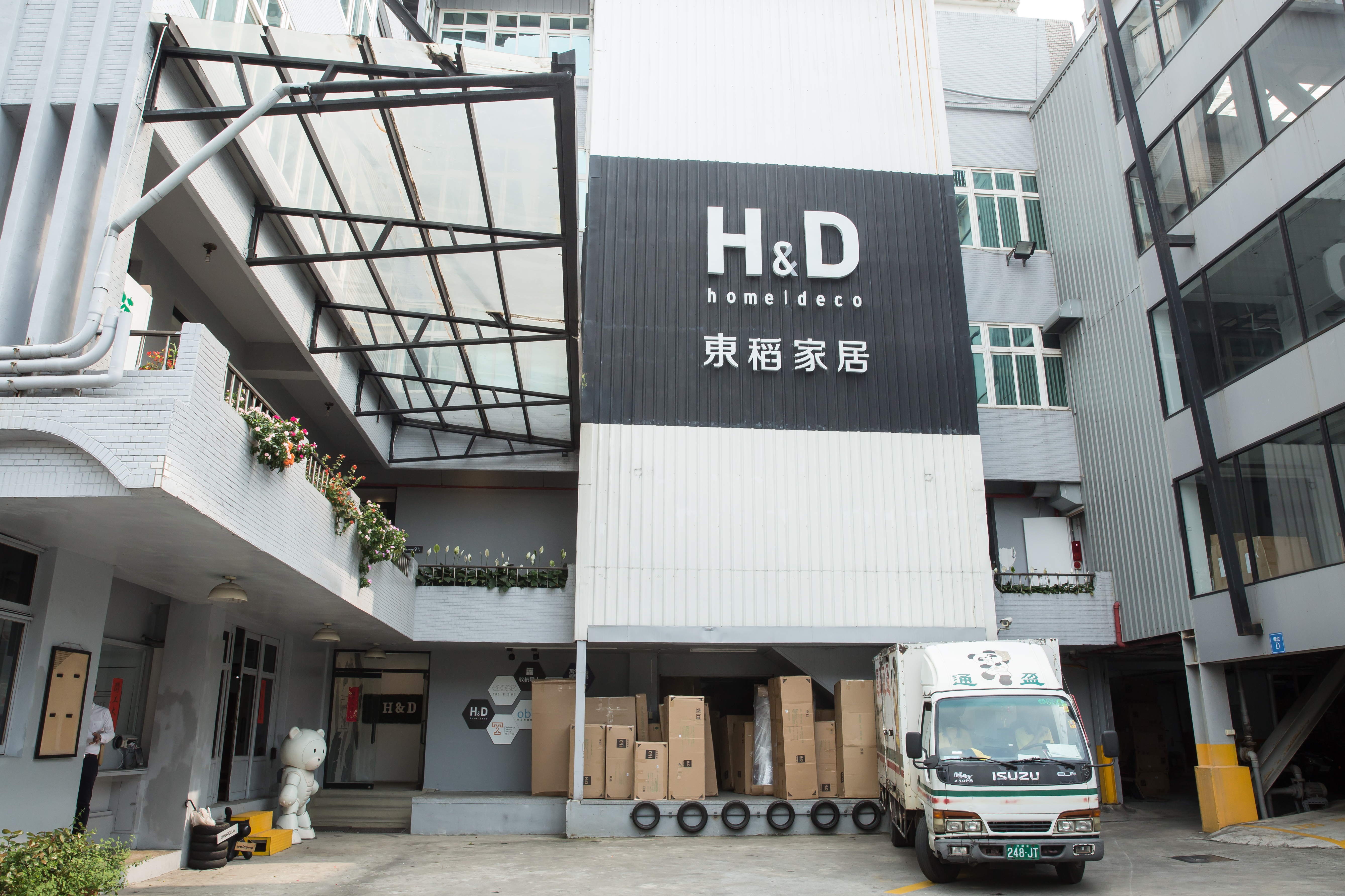 H&D東稻家居創業第5年才設門市，早期不少網友會跑到新莊倉庫要求體驗。