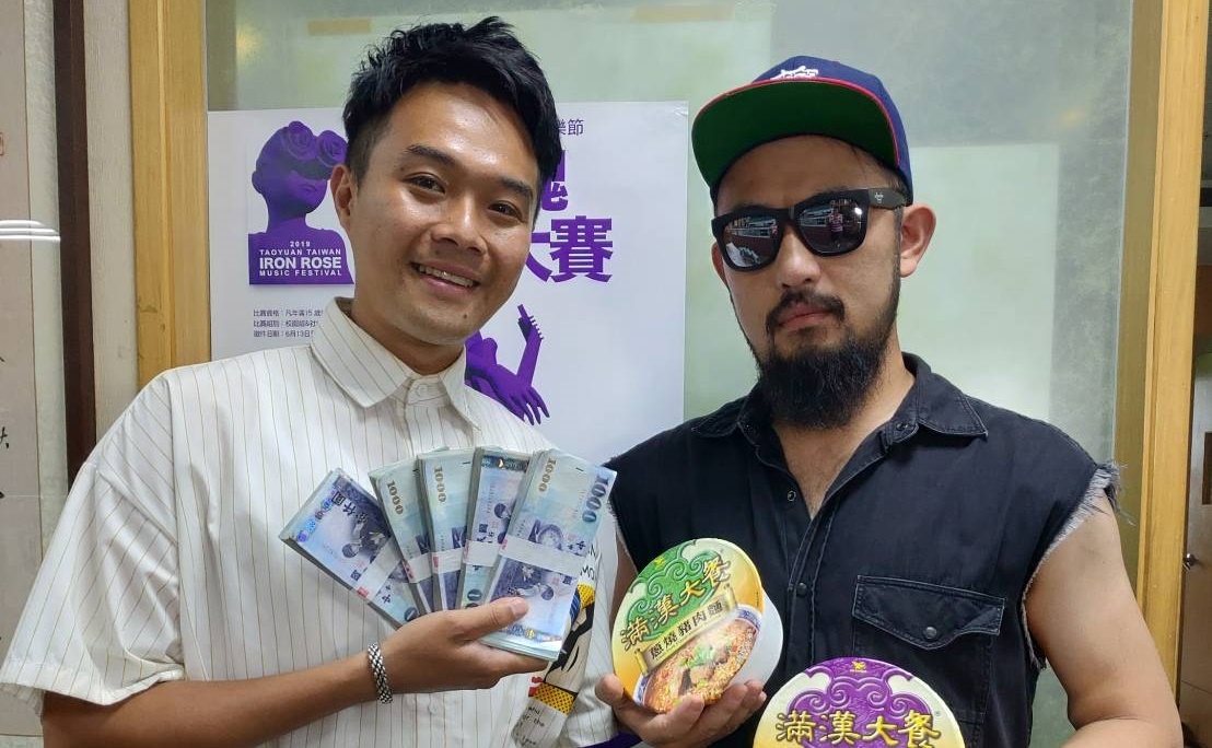 八十八顆芭樂籽阿強（右）、台客柯大堡（左）一起演出2019桃園鐵玫瑰國際音樂節搞笑KUSO影片。（獨一無二娛樂提供）