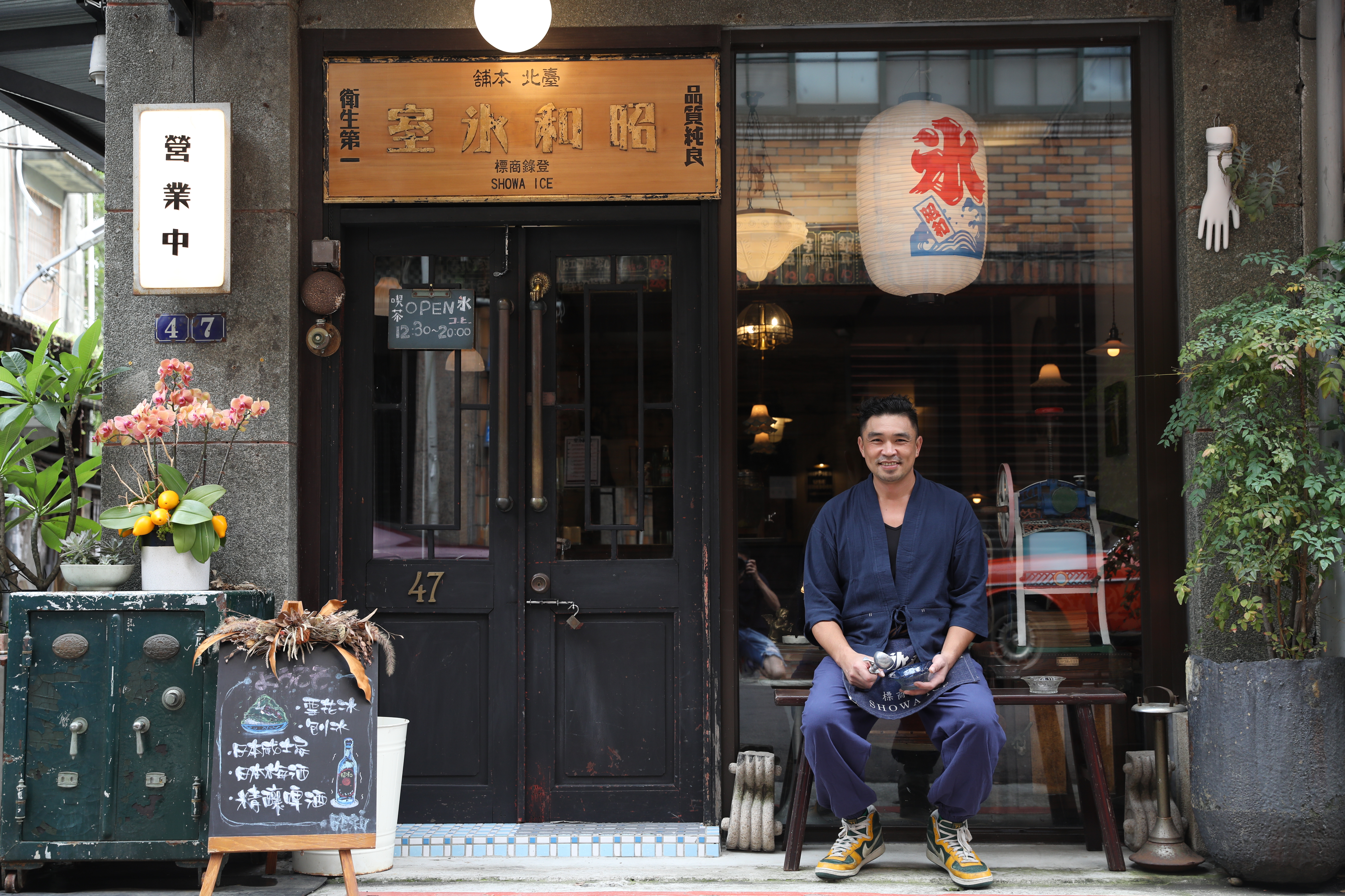 老闆林宏一用收藏的老件，再現老時代的日本洋風純喫茶。