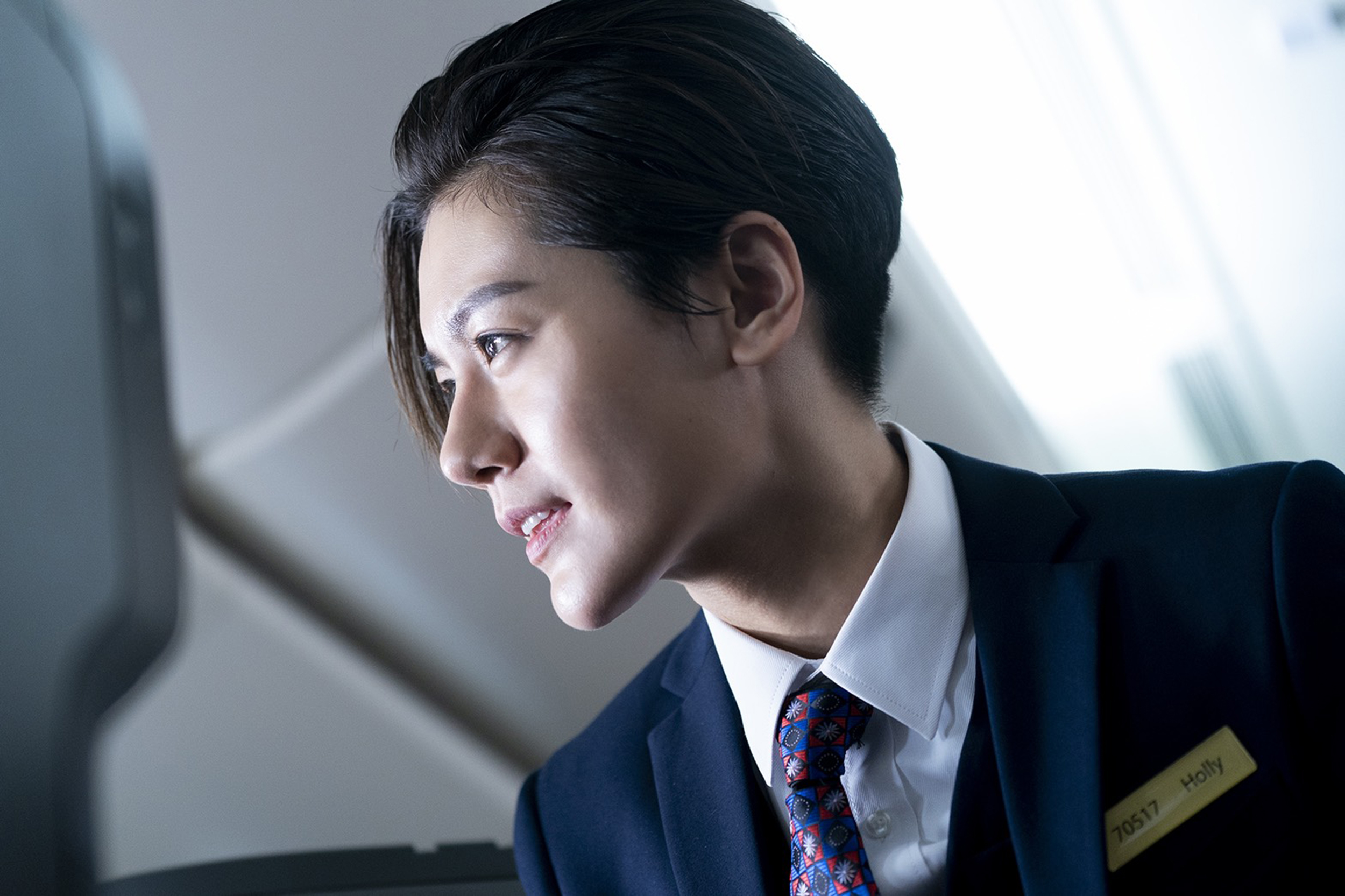 電視電影《帥T空姐》小蠻王承嫣首度扮「空少」造型英氣逼人。（金禾創意、三映電影提供）