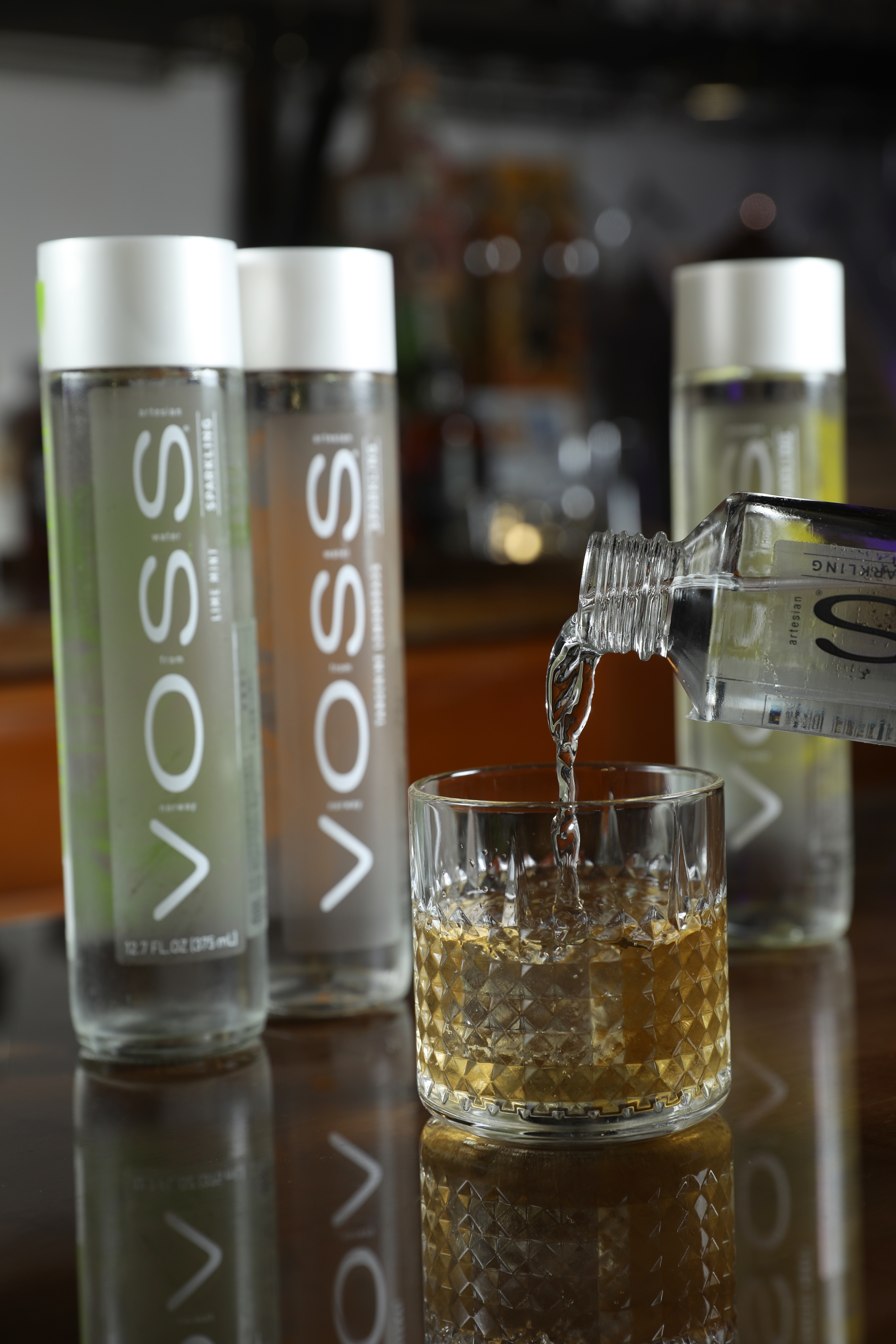 「特調威士忌High Ball」很奢侈地使用素有氣泡水界愛馬仕之稱的「VOSS」。（250元／杯）