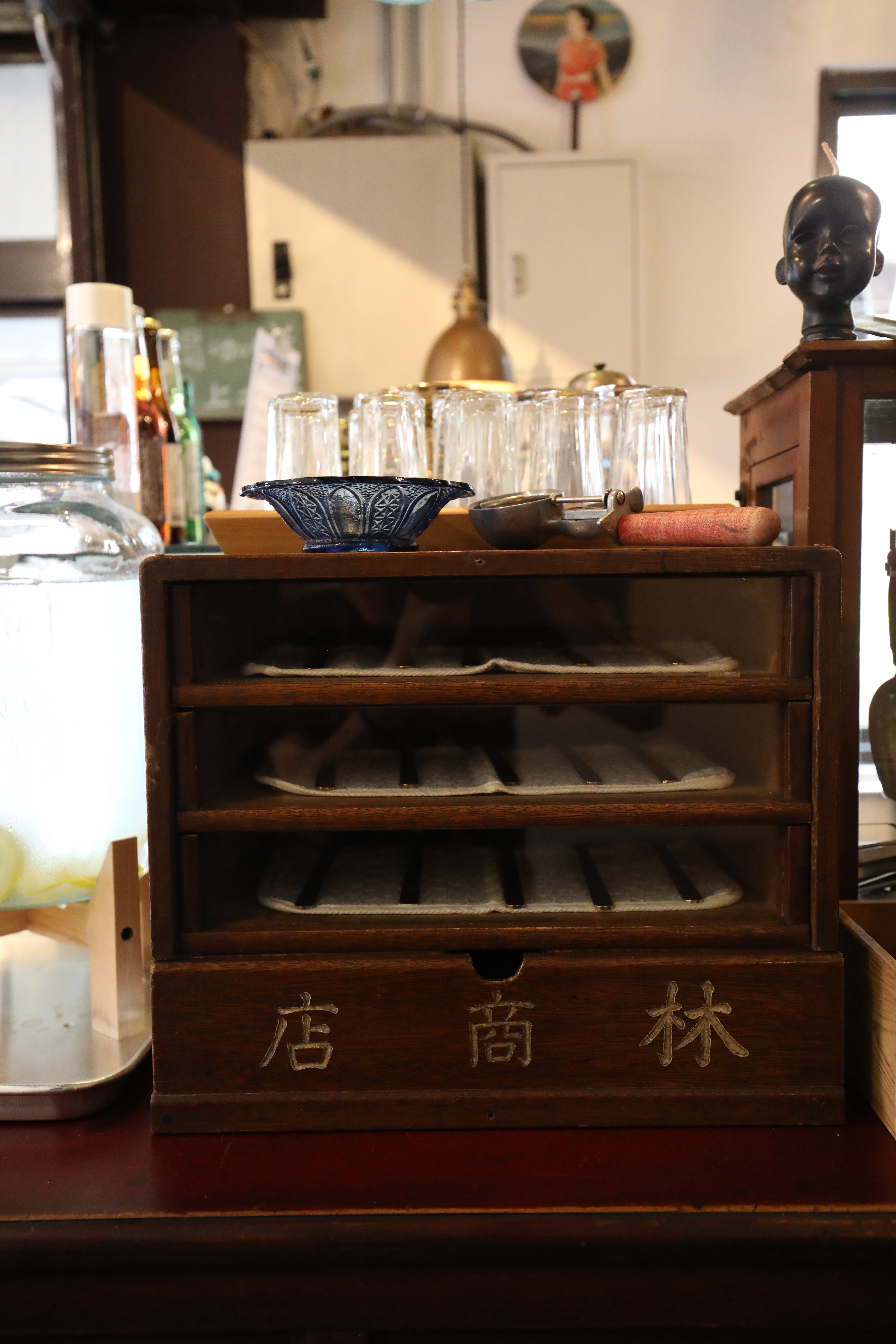 餐具櫃本是雜貨店的小貨架。