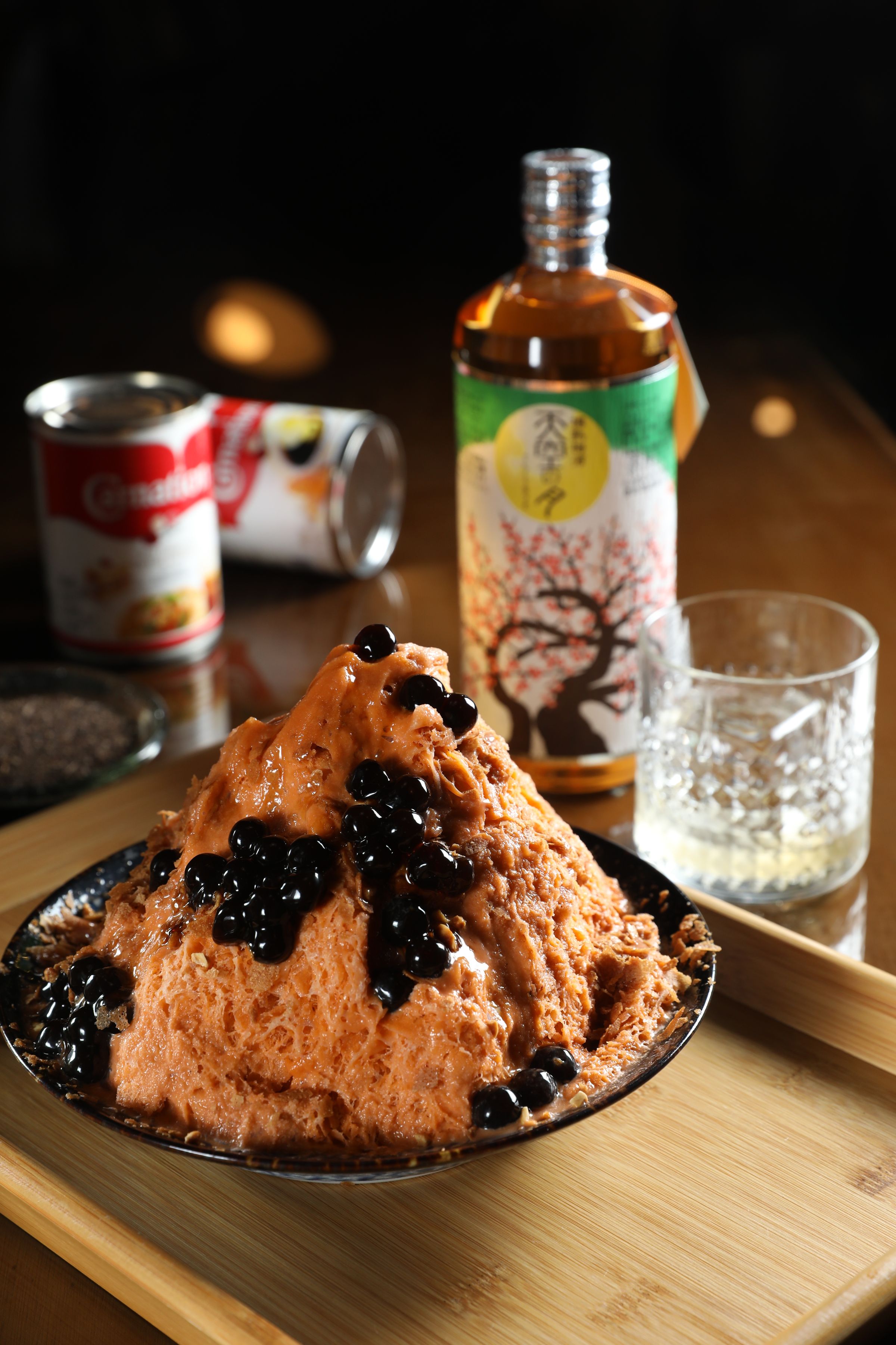 「泰式珍珠奶茶牛乳雪花冰」（220元／份）從茶葉到奶水都是泰國進口，配上「天空之月樽熟梅酒」（150元／杯）變身優雅貴婦。