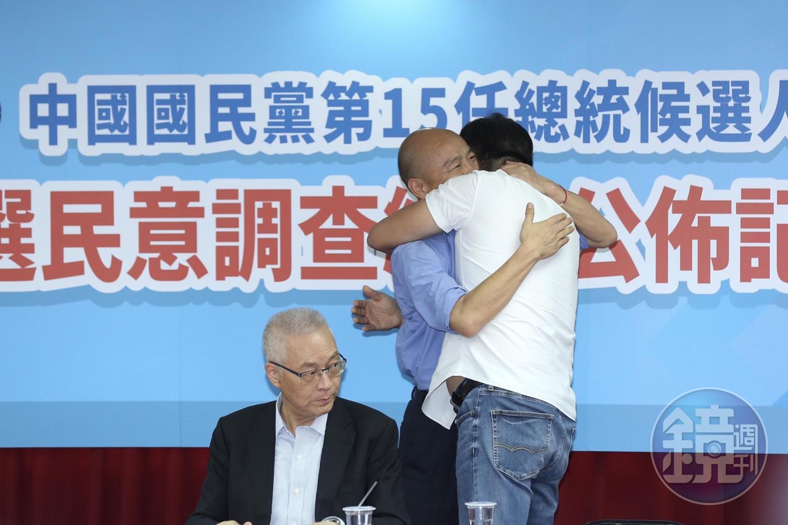 前台北縣長周錫瑋大讚韓國瑜像「六祖惠能」,記者會上2人相互擁抱。