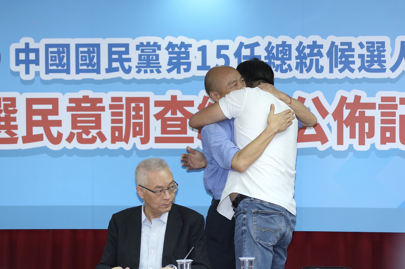 前台北縣長周錫瑋大讚韓國瑜像「六祖惠能」，記者會上2人相互擁抱。