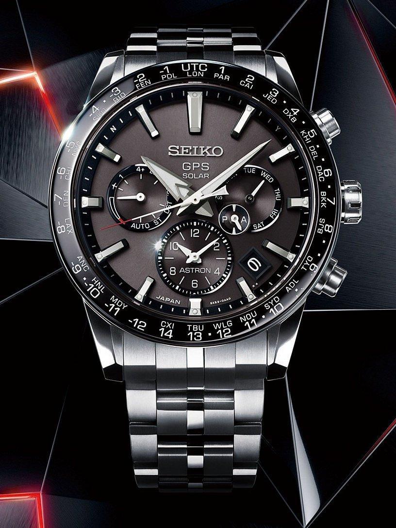 SEIKO Astron GPS Solar Dual-Time 5X53雙時區顯示腕錶型號SSH003，超硬化處理鈦金屬錶殼，直徑42.9毫米，陶瓷錶圈，5X53機芯，以 GPS 超快速調整時間與時區，藉由 AM/PM 顯示第二地時間，萬年曆精確度直達 2100 年，搭配訊號接收顯示世界各地時間功能 (39個時區)、日光節約時間功能、節電功能，精準度+/-15 秒 /每月 (未接收時間訊號，氣溫在 5℃ 至 35℃之間)，超防眩藍寶石水晶鏡面鍍膜處理，防水100米，抗磁 4,800 A/m， 超硬化處理鈦金屬錶帶及可微調三折按壓式錶扣，建議售價約NT$70,000。。