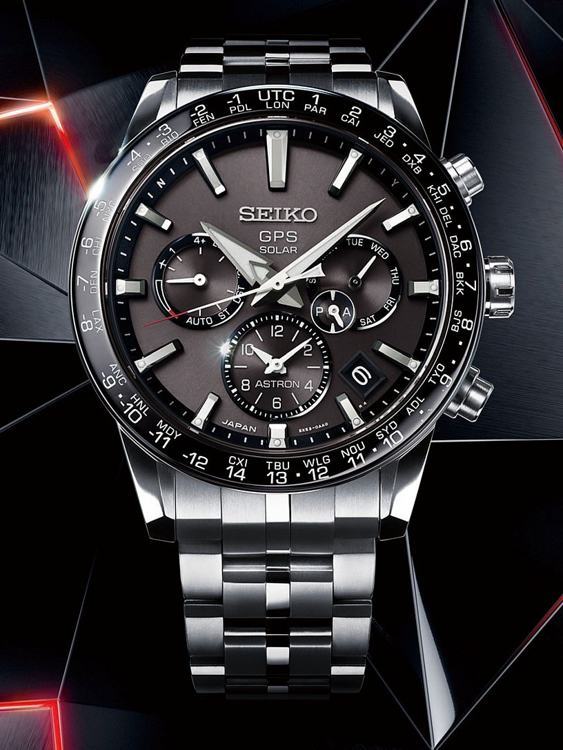 SEIKO Astron GPS Solar Dual-Time 5X53雙時區顯示腕錶型號SSH003，超硬化處理鈦金屬錶殼，直徑42.9毫米，陶瓷錶圈，5X53機芯，以 GPS 超快速調整時間與時區，藉由 AM/PM 顯示第二地時間，萬年曆精確度直達 2100 年，搭配訊號接收顯示世界各地時間功能 (39個時區)、日光節約時間功能、節電功能，精準度+/-15 秒 /每月 (未接收時間訊號，氣溫在 5℃ 至 35℃之間)，超防眩藍寶石水晶鏡面鍍膜處理，防水100米，抗磁 4,800 A/m， 超硬化處理鈦金屬錶帶及可微調三折按壓式錶扣，建議售價約NT$70,000。。