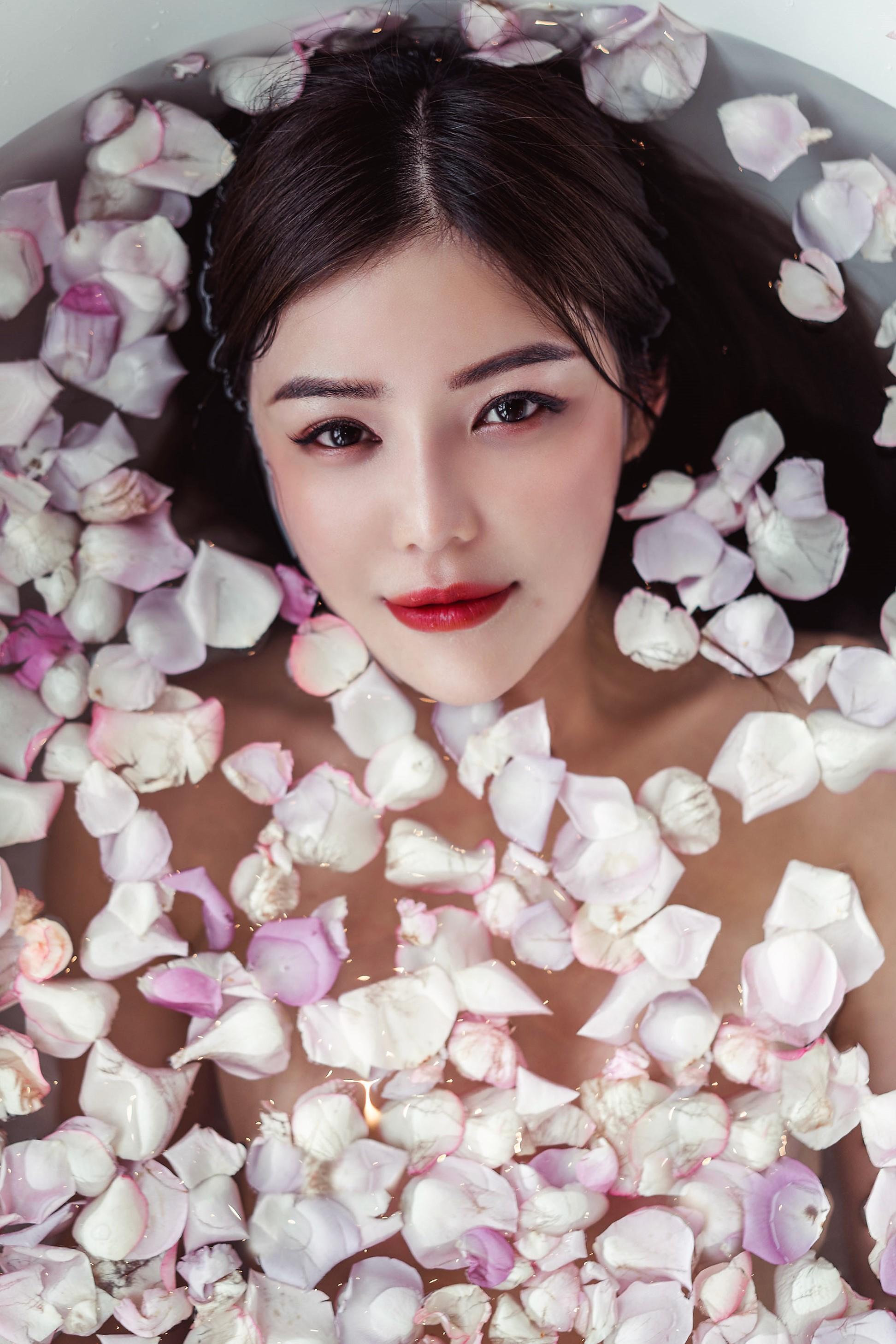 花瓣遮點超性感,但邱婷婷透露一開始花瓣不足頻頻走光(人人娛樂提供)
