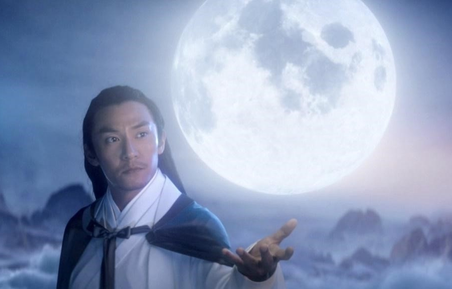 張震在古裝劇《宸汐緣》飾演天族戰神「九宸」,宣傳MV中他單手持月展現唯美風格。(愛奇藝提供)