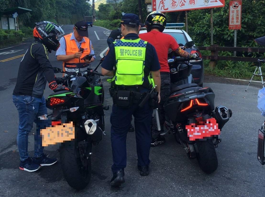 監警合作查行經石碇的車輛，是否有違法改裝或無照駕駛。（翻攝畫面）