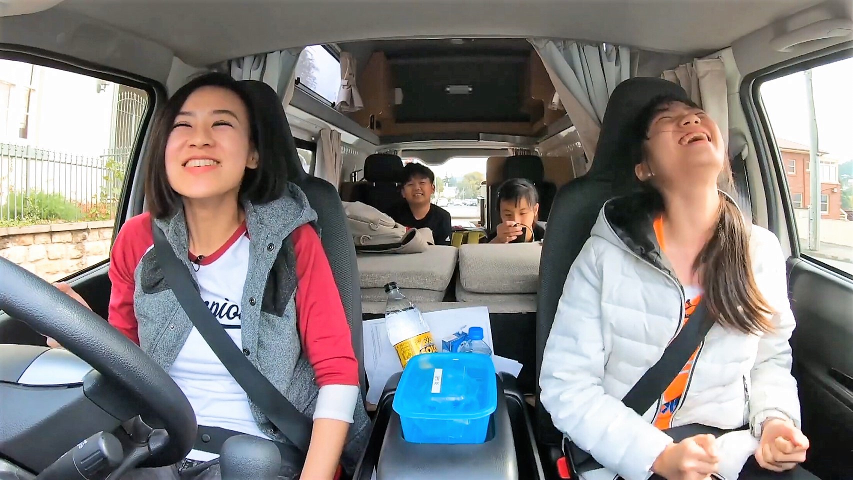 《下課花路米》主持人亞里（左一）首次開露營車又遇上右駕考驗，不斷驚呼「好可怕」 。（公視提供）