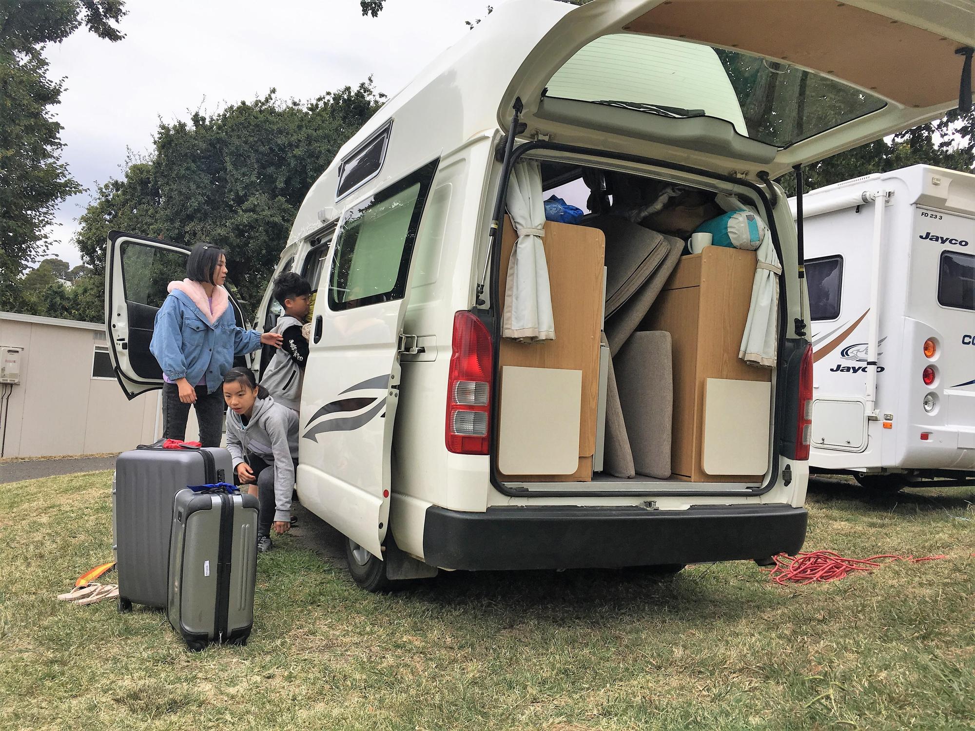 《下課花路米》製作單位安排了露營車，包辦環島行程中的食衣住行。 （公視提供）