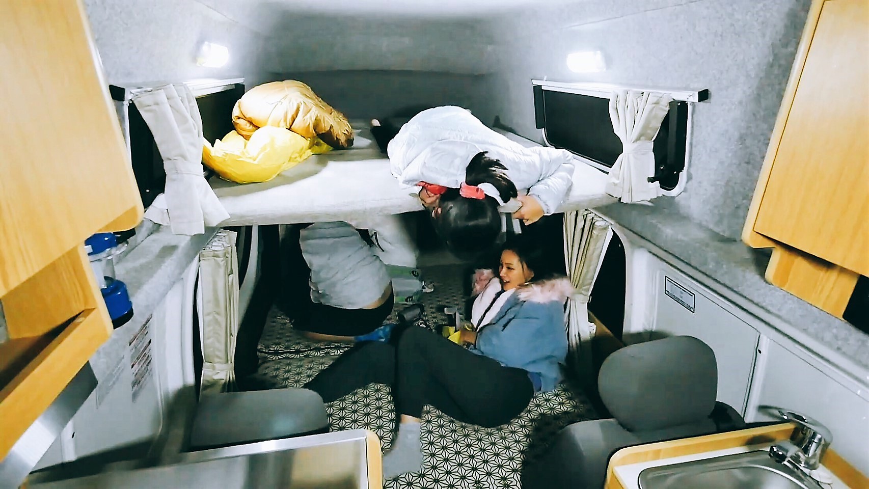 亞里（右下）對於露營車內部較為擁擠的空間感到不太習慣 。（公視提供）